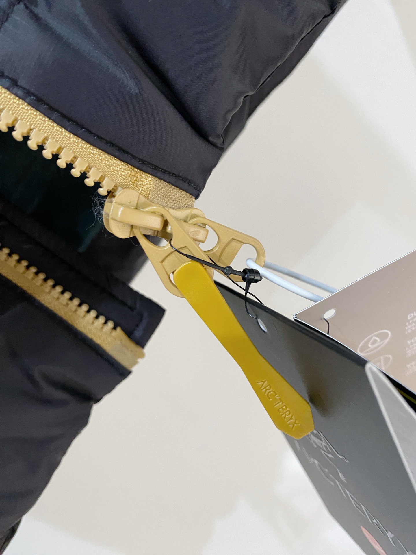 支持年后退换！始祖鸟、2025最新款男士轻薄羽绒服、面料柔软舒适 ．上身版型超赞 ．拉链．辅料都是客供 