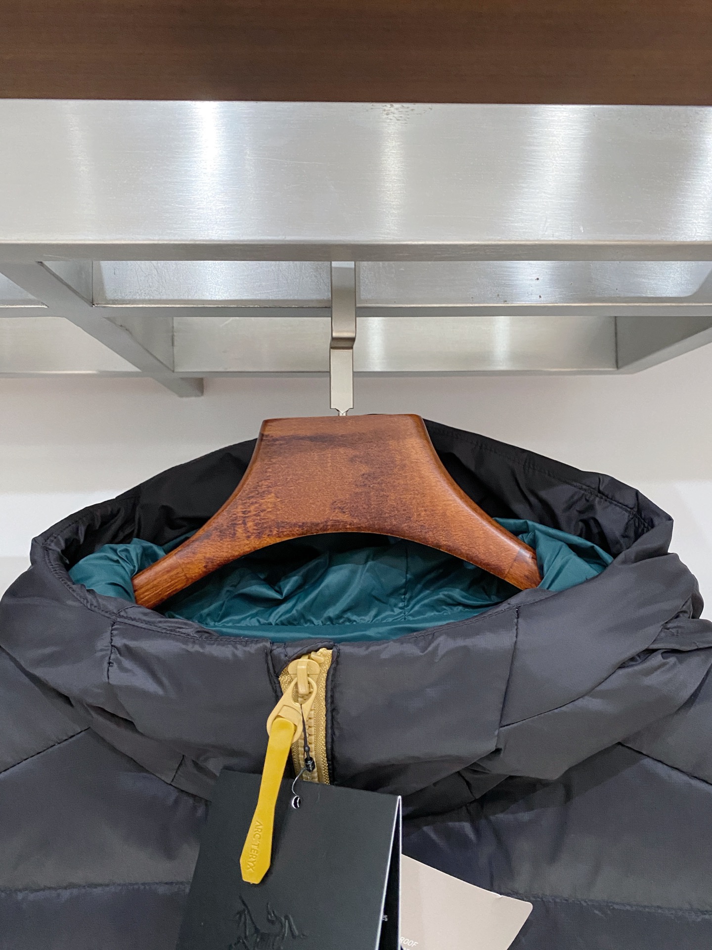 支持年后退换！始祖鸟、2025最新款男士轻薄羽绒服、面料柔软舒适 ．上身版型超赞 ．拉链．辅料都是客供 