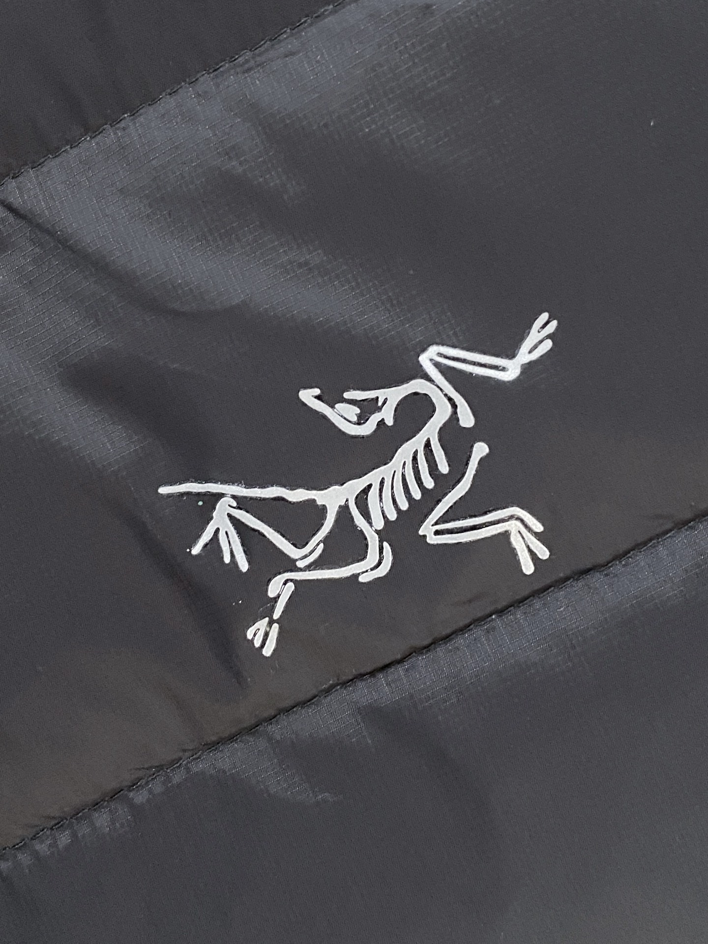 支持年后退换！始祖鸟、2025最新款男士轻薄羽绒服、面料柔软舒适 ．上身版型超赞 ．拉链．辅料都是客供 