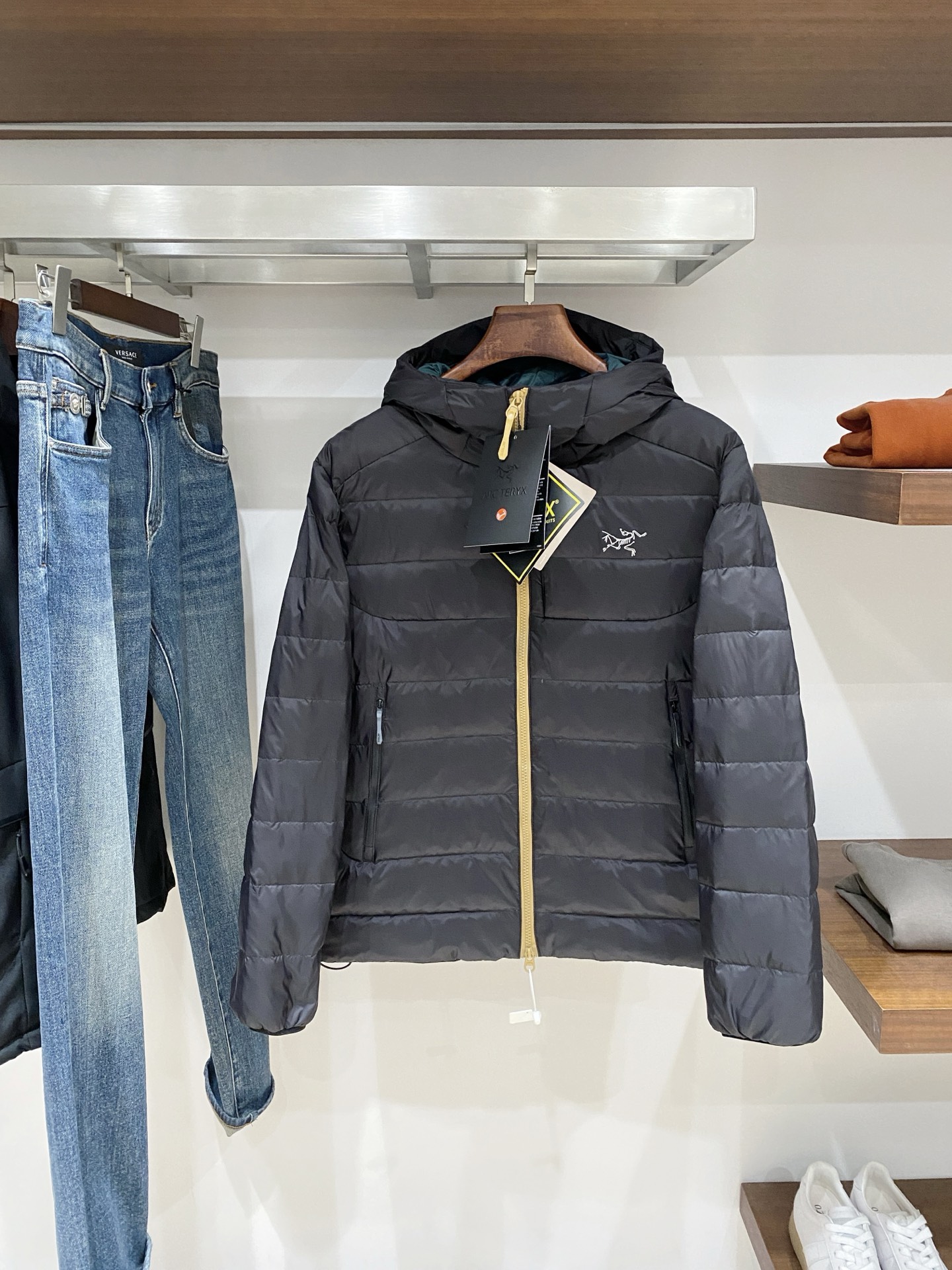 支持年后退换！始祖鸟、2025最新款男士轻薄羽绒服、面料柔软舒适 ．上身版型超赞 ．拉链．辅料都是客供 