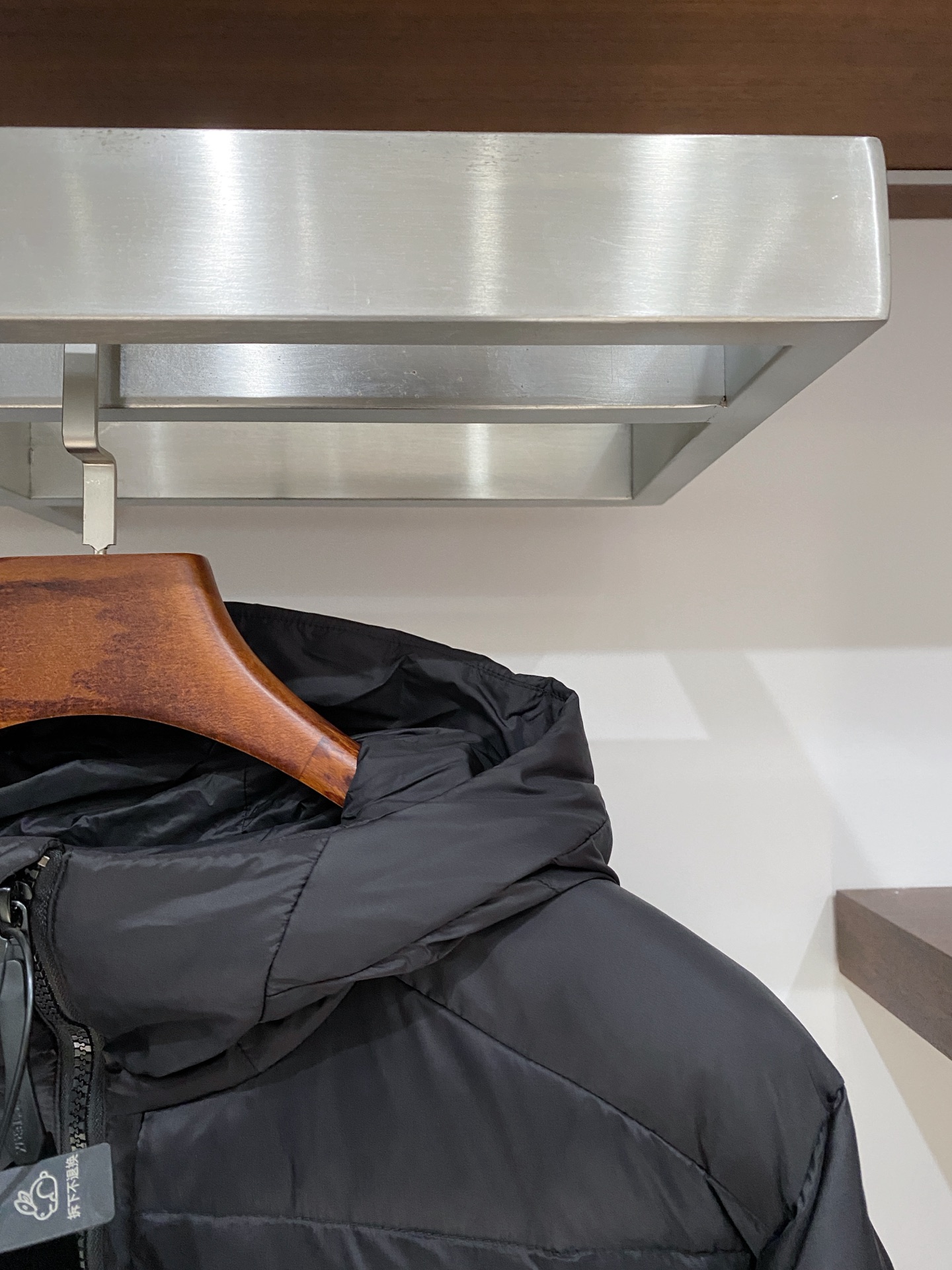 支持年后退换！始祖鸟、2025最新款男士轻薄羽绒服、面料柔软舒适 ．上身版型超赞 ．拉链．辅料都是客供 