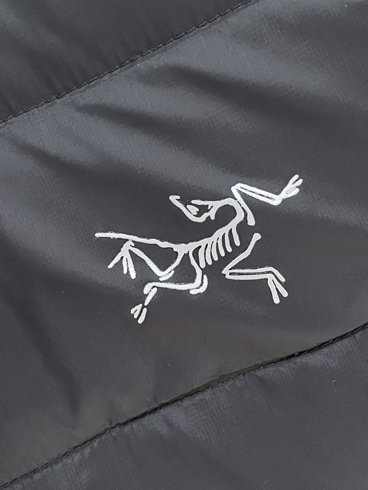 支持年后退换！始祖鸟、2025最新款男士轻薄羽绒服、面料柔软舒适 ．上身版型超赞 ．拉链．辅料都是客供 