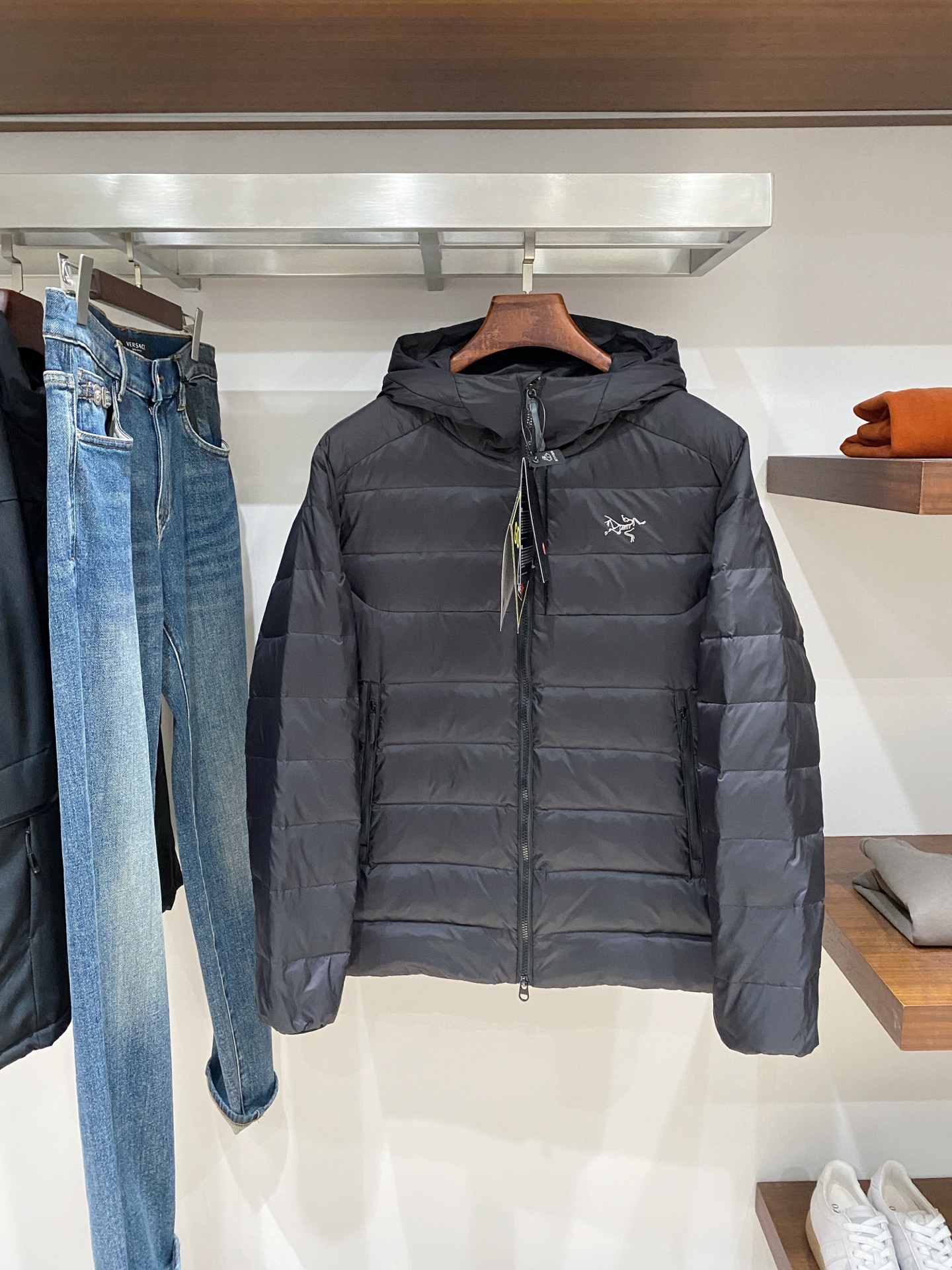 支持年后退换！始祖鸟、2025最新款男士轻薄羽绒服、面料柔软舒适 ．上身版型超赞 ．拉链．辅料都是客供 