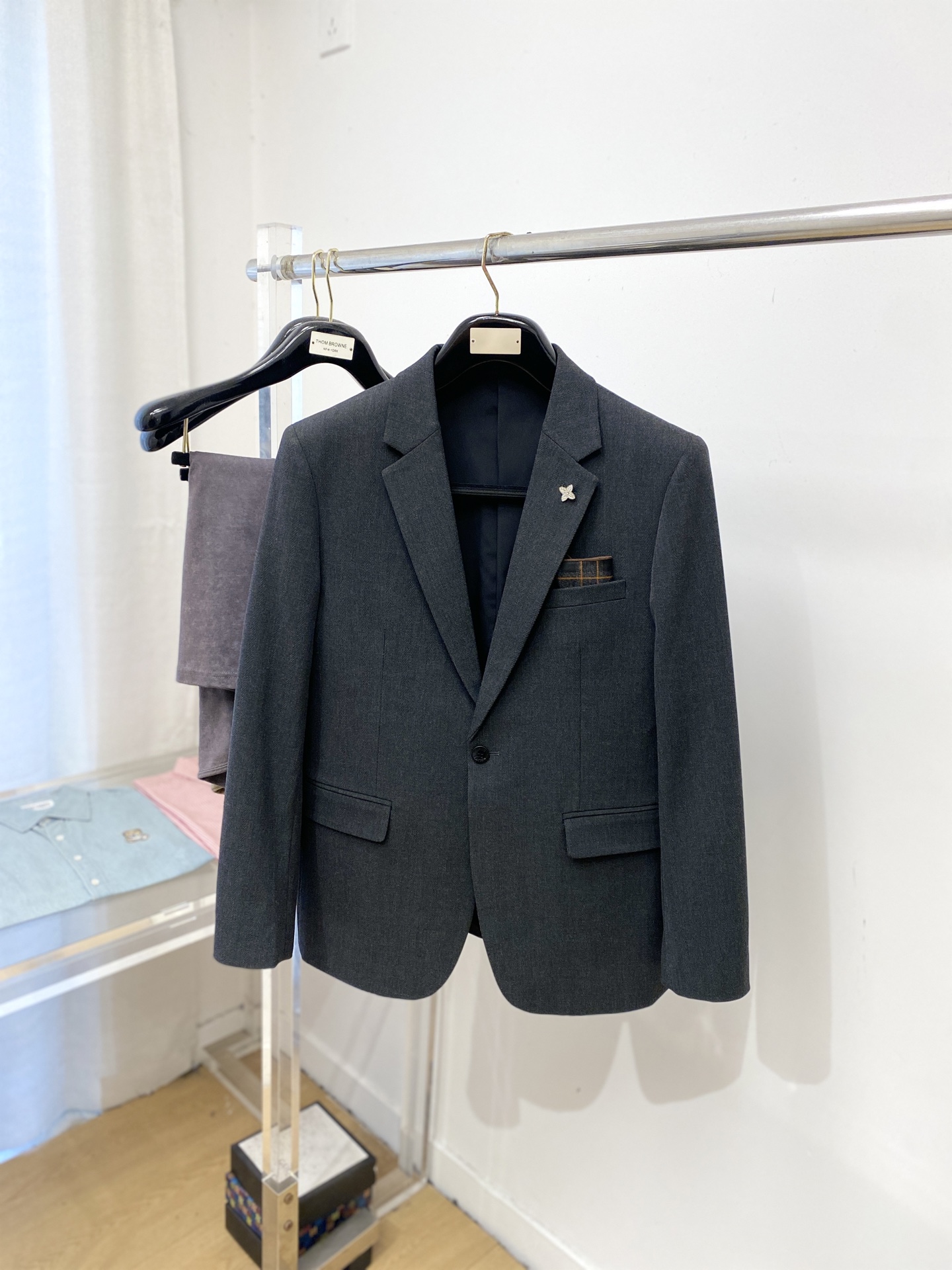 NO:703394,Louis Vuitton, 2025 new suit jacket, fashionable and handsome, simple and versatile, customized original fabric, not only stiff, maintaining the trendy silhouette, but also comfortable to wear, the yarn is more delicate, code number 48-60,, louis vuitton, jackets & coats, business suit,19860909路易威登、2025新品西装外套,时尚帅气,简约百搭款,定制原版面料,不仅挺括,保持潮流的廓形,又穿着舒适,纱织更细腻,码数48-60,,louis vuitton,jackets & coats,business suit,,Men's clothing