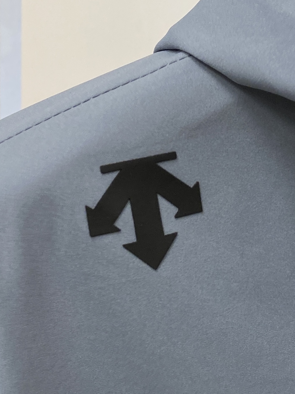 🌾退换DESCENTE迪桑特、2025新品夹克外套，时尚帅气，简约百搭款，肩部顶级印胶图案logo，定制