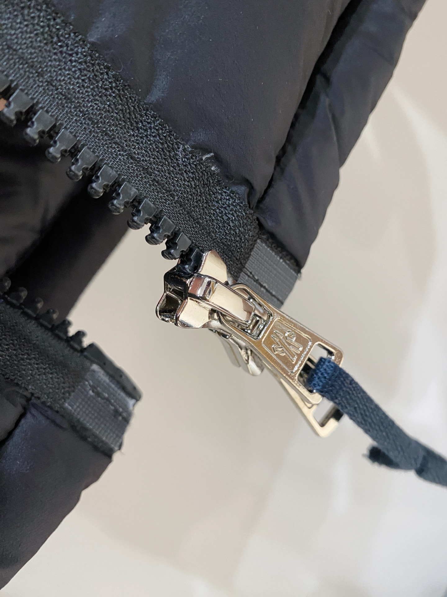 蒙口、2025最新款男士羽绒服、面料柔软舒适 ．上身版型超赞 ．拉链．辅料都是客供 、进口面料，轻便舒适