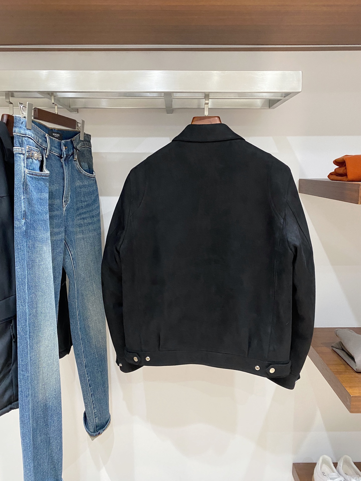 迪奥、2025最新款男士羽绒夹克、面料柔软舒适 ．上身版型超赞 ．拉链．辅料都是客供 、进口面料，轻便舒