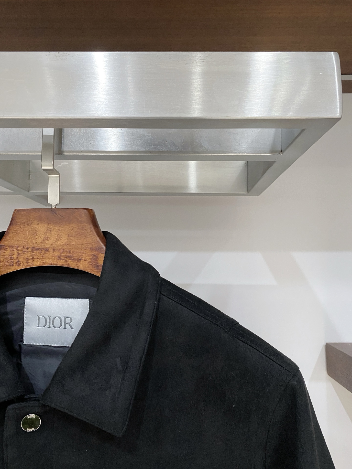 迪奥、2025最新款男士羽绒夹克、面料柔软舒适 ．上身版型超赞 ．拉链．辅料都是客供 、进口面料，轻便舒