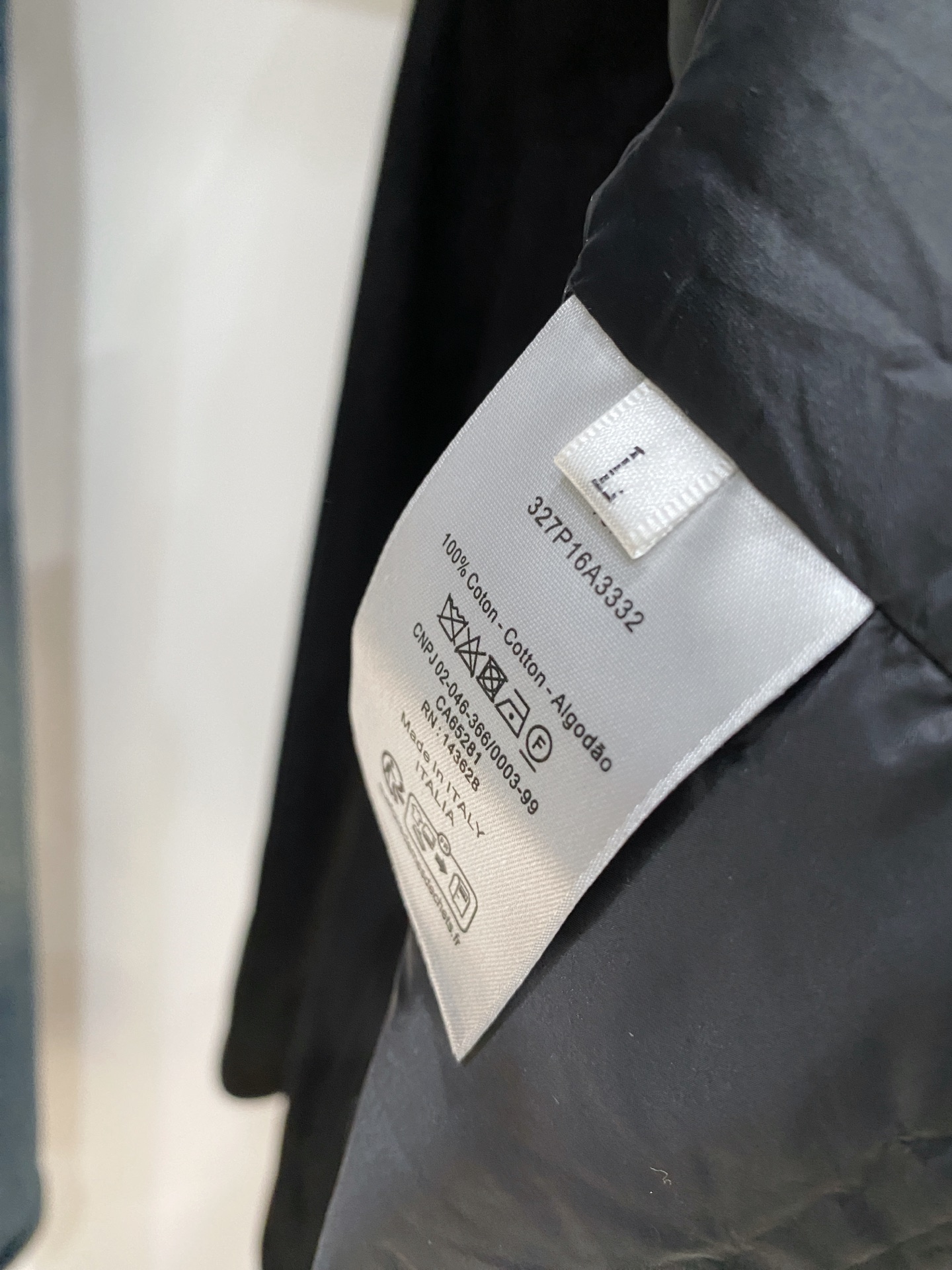 迪奥、2025最新款男士羽绒夹克、面料柔软舒适 ．上身版型超赞 ．拉链．辅料都是客供 、进口面料，轻便舒