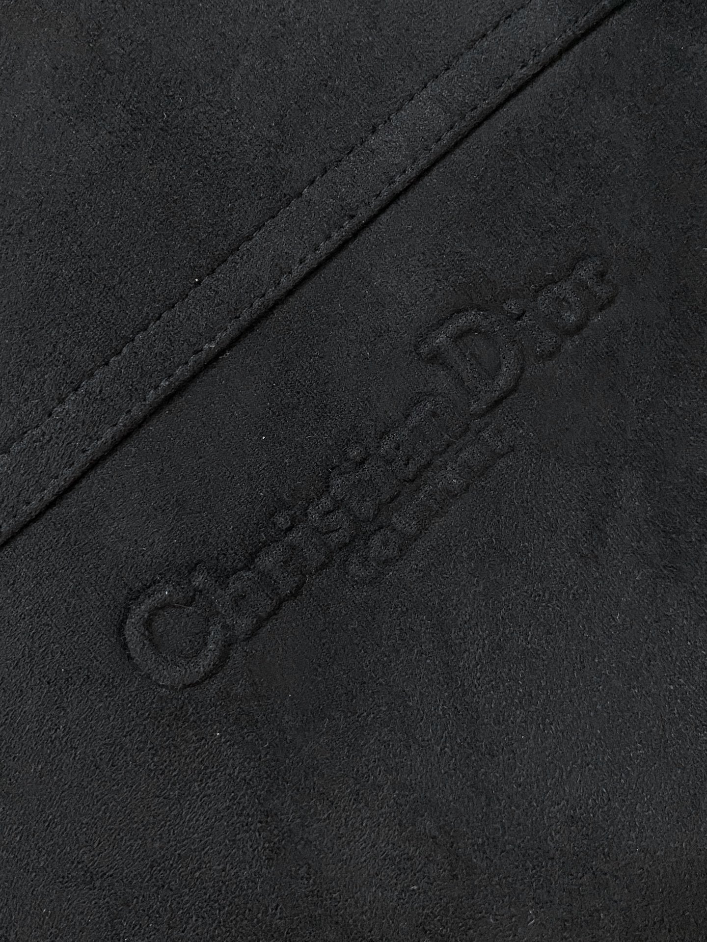 迪奥、2025最新款男士羽绒夹克、面料柔软舒适 ．上身版型超赞 ．拉链．辅料都是客供 、进口面料，轻便舒