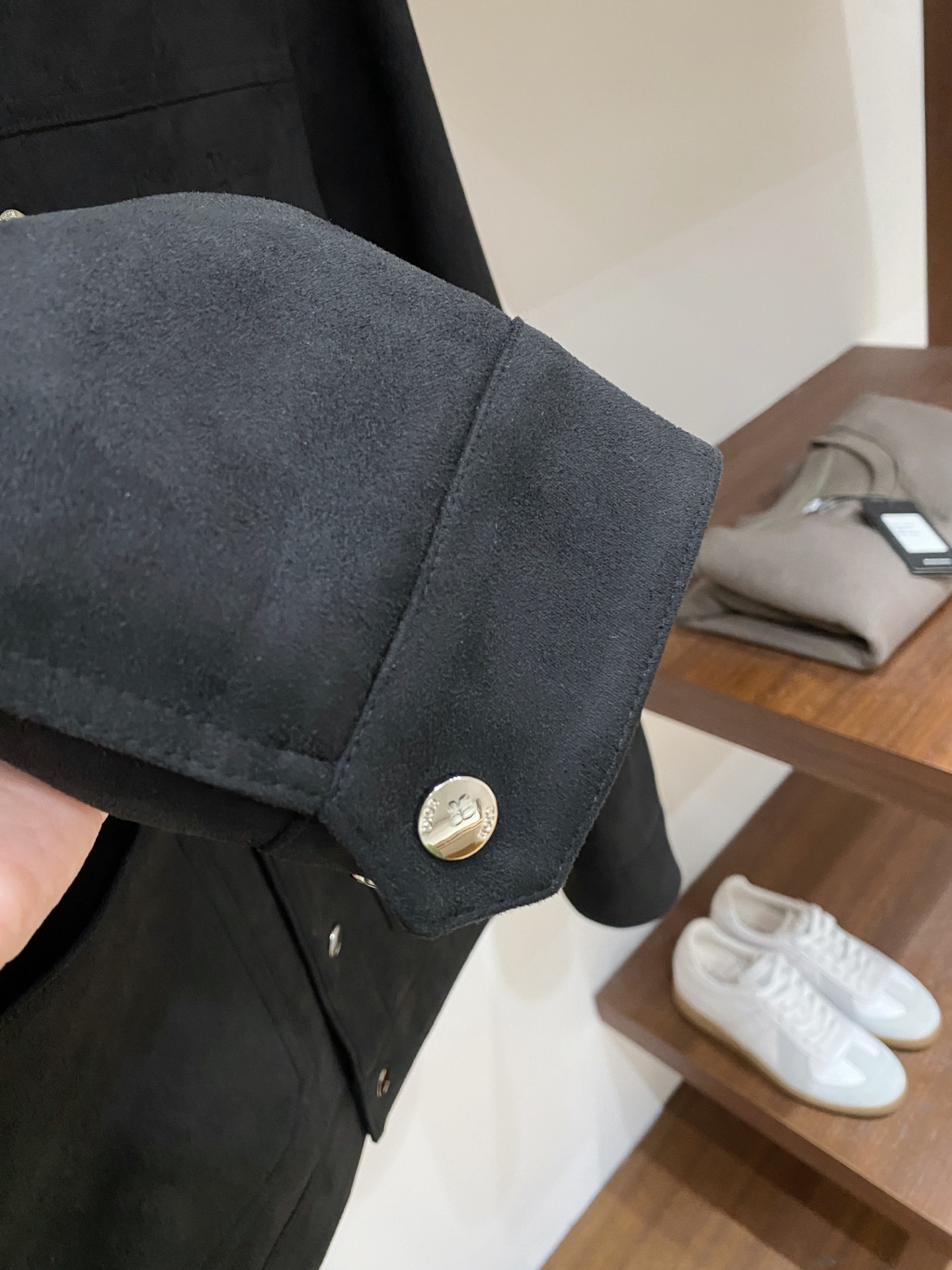 迪奥、2025最新款男士羽绒夹克、面料柔软舒适 ．上身版型超赞 ．拉链．辅料都是客供 、进口面料，轻便舒