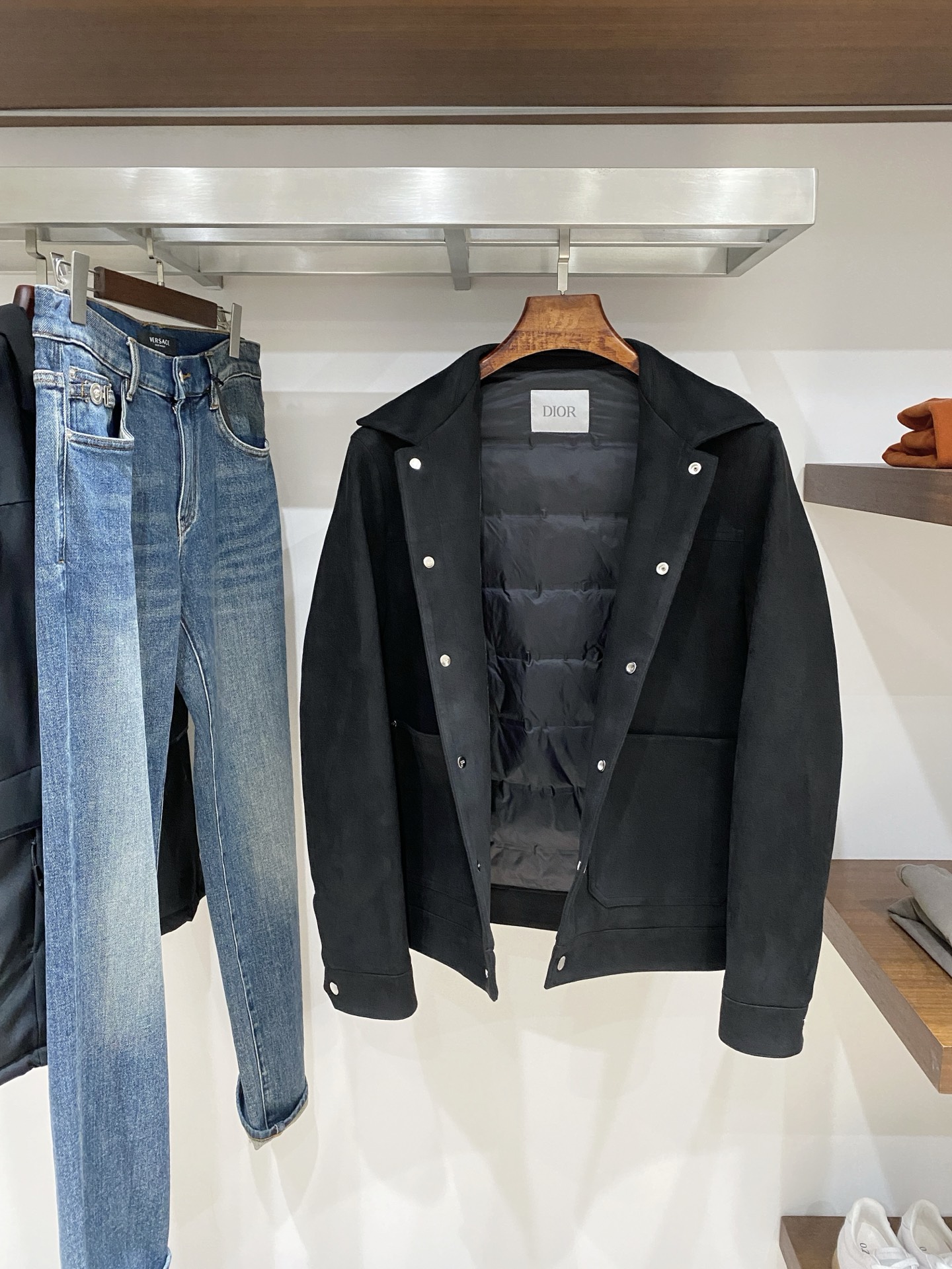 迪奥、2025最新款男士羽绒夹克、面料柔软舒适 ．上身版型超赞 ．拉链．辅料都是客供 、进口面料，轻便舒