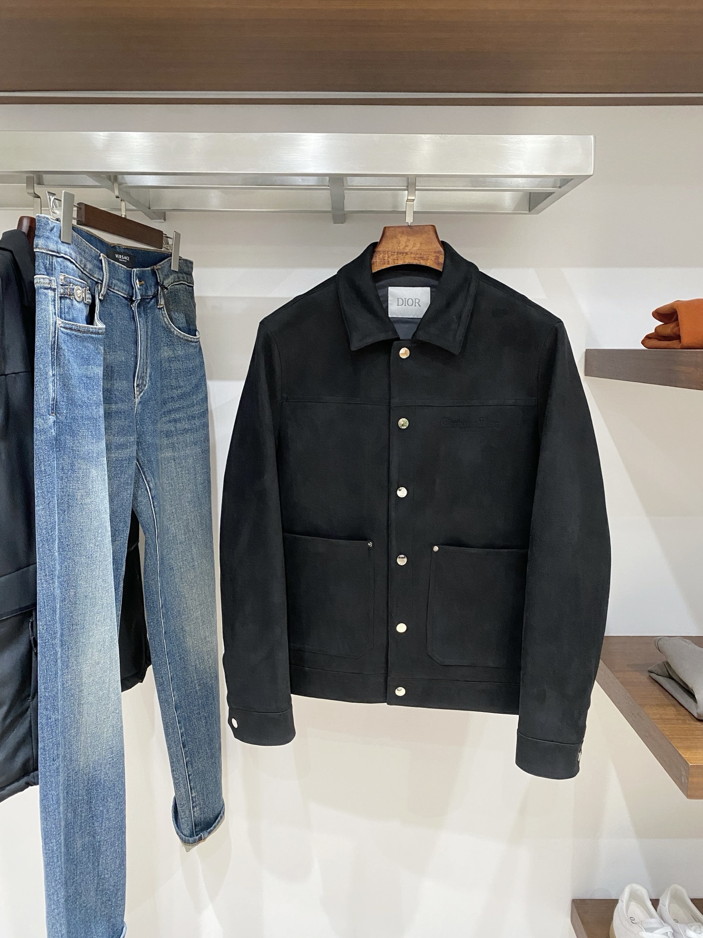 迪奥、2025最新款男士羽绒夹克、面料柔软舒适 ．上身版型超赞 ．拉链．辅料都是客供 、进口面料，轻便舒