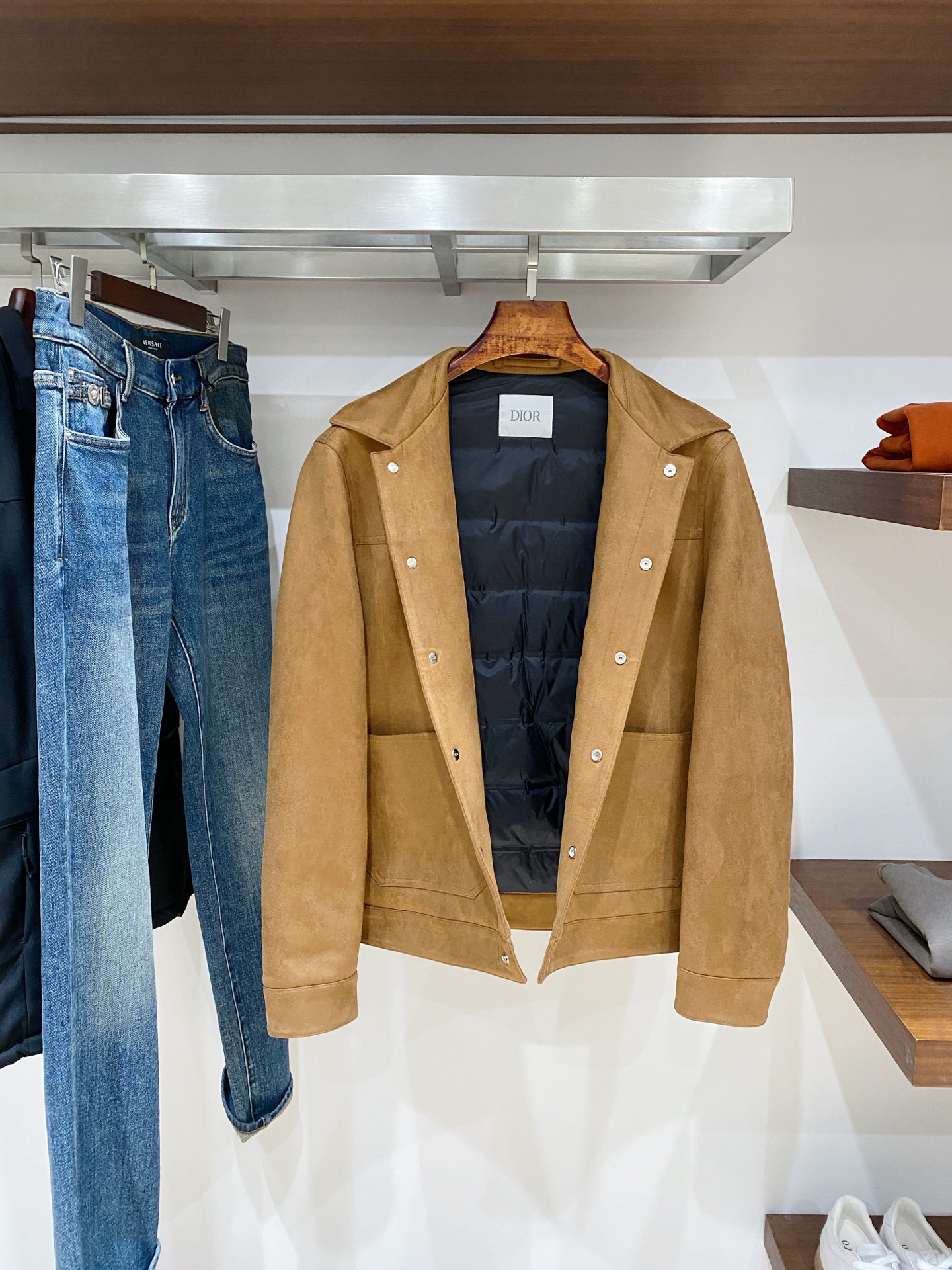 迪奥、2025最新款男士羽绒夹克、面料柔软舒适 ．上身版型超赞 ．拉链．辅料都是客供 、进口面料，轻便舒