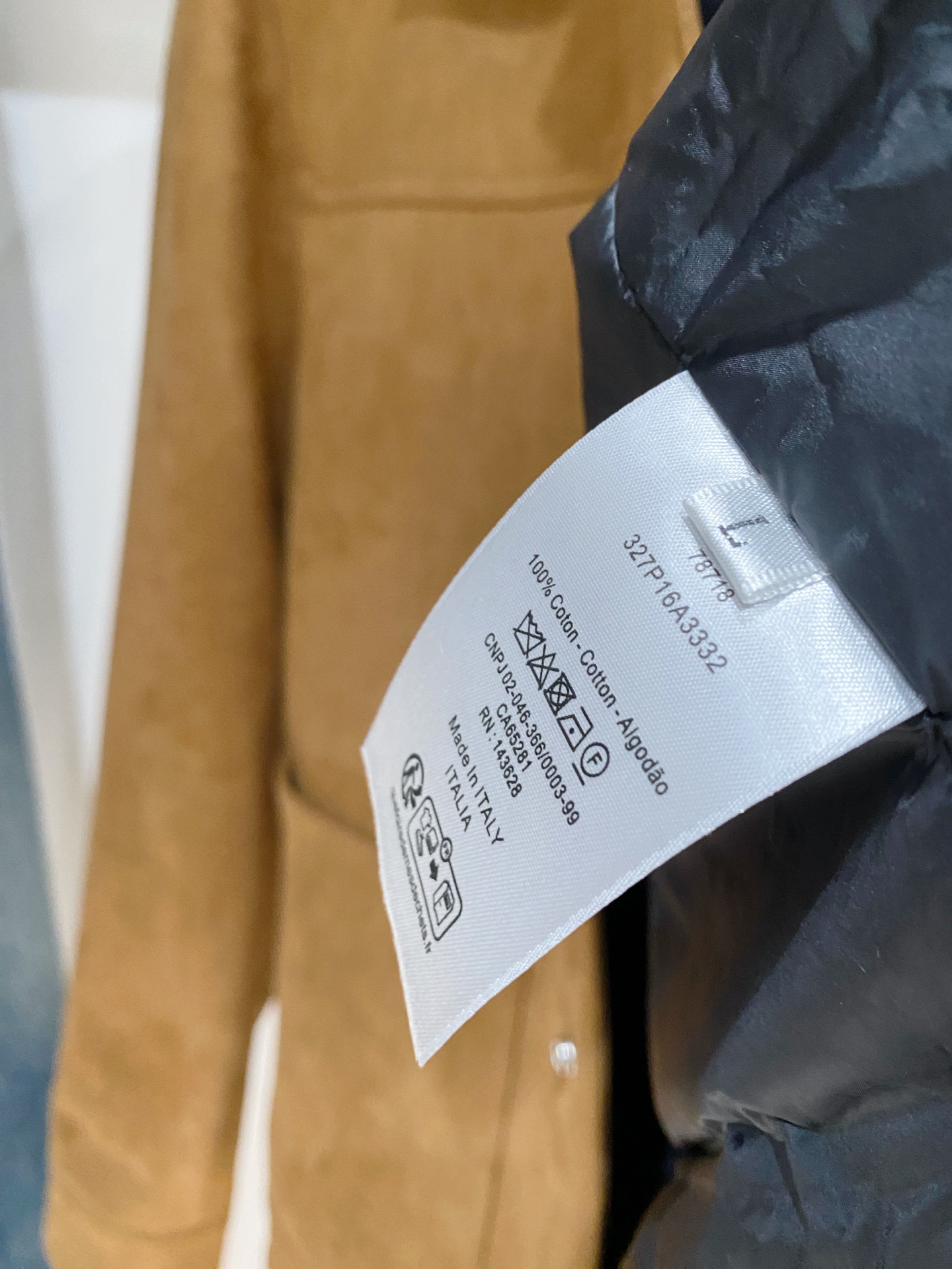 迪奥、2025最新款男士羽绒夹克、面料柔软舒适 ．上身版型超赞 ．拉链．辅料都是客供 、进口面料，轻便舒