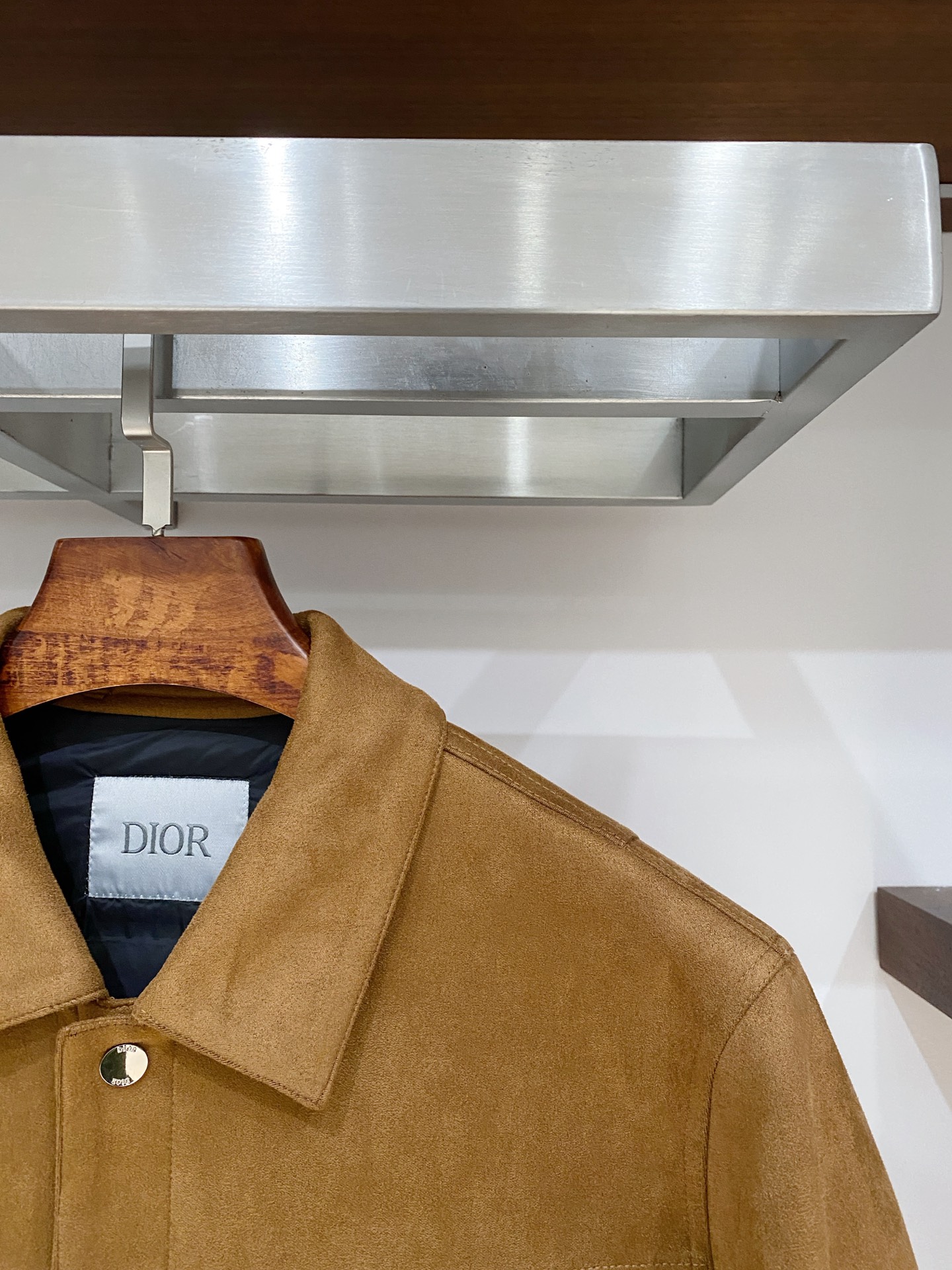 迪奥、2025最新款男士羽绒夹克、面料柔软舒适 ．上身版型超赞 ．拉链．辅料都是客供 、进口面料，轻便舒