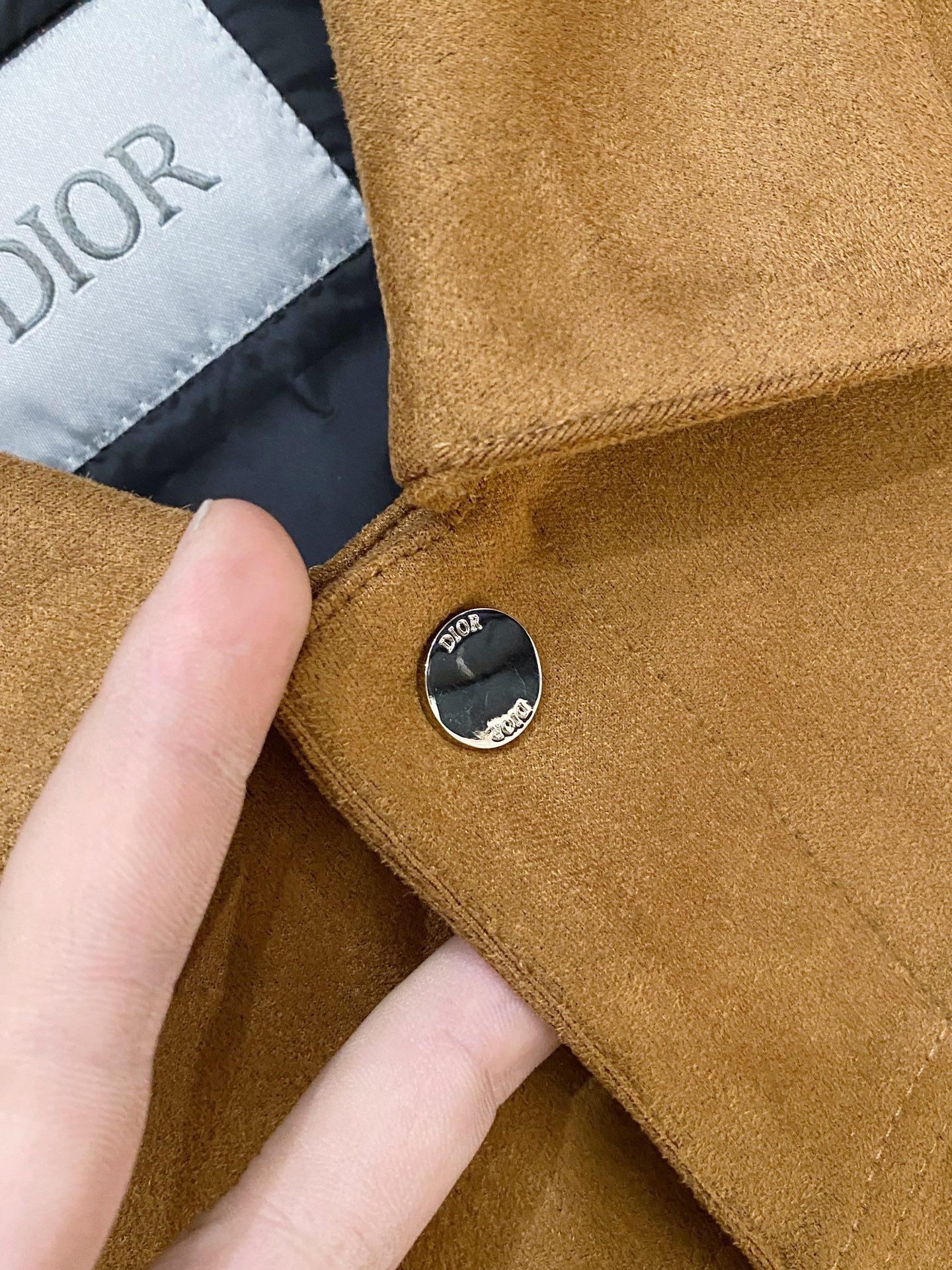 迪奥、2025最新款男士羽绒夹克、面料柔软舒适 ．上身版型超赞 ．拉链．辅料都是客供 、进口面料，轻便舒