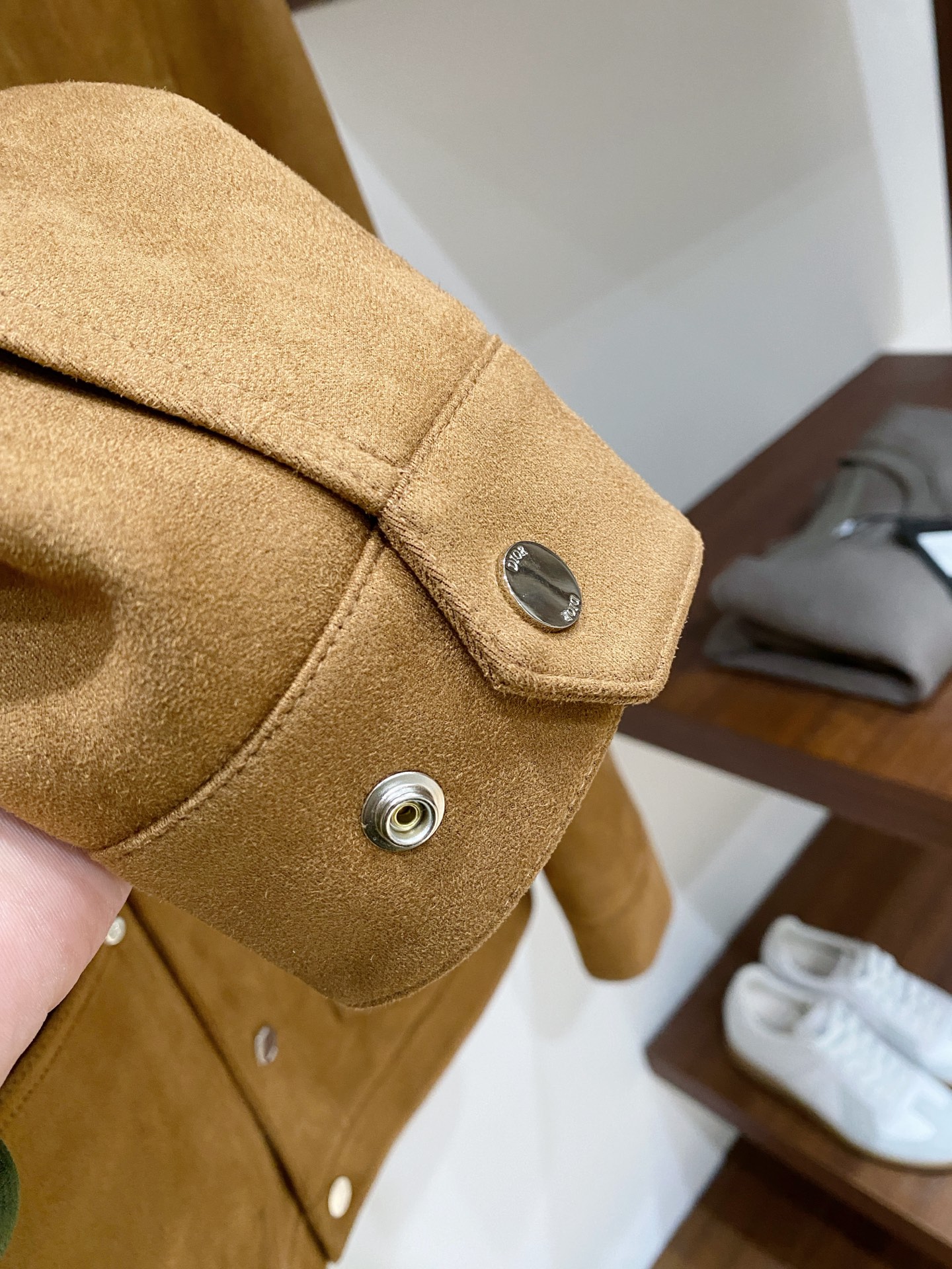 迪奥、2025最新款男士羽绒夹克、面料柔软舒适 ．上身版型超赞 ．拉链．辅料都是客供 、进口面料，轻便舒