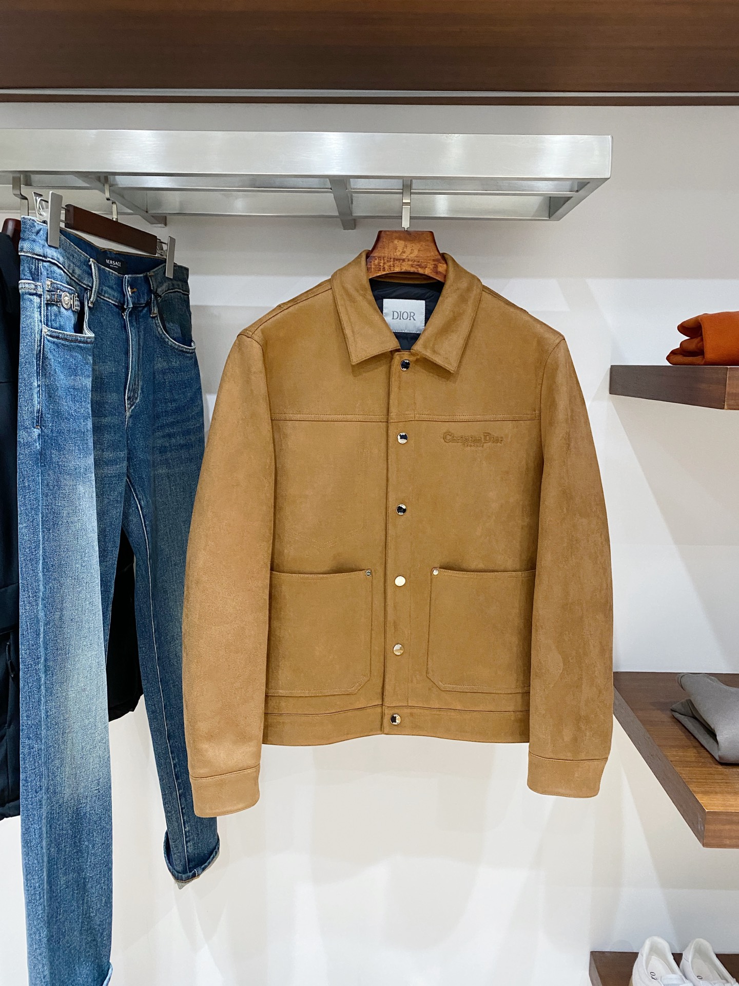 迪奥、2025最新款男士羽绒夹克、面料柔软舒适 ．上身版型超赞 ．拉链．辅料都是客供 、进口面料，轻便舒