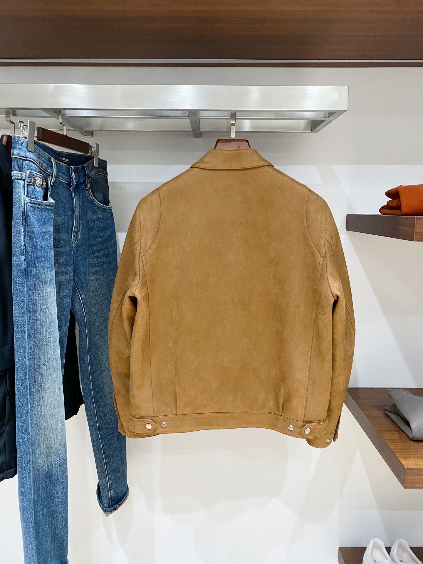 迪奥、2025最新款男士羽绒夹克、面料柔软舒适 ．上身版型超赞 ．拉链．辅料都是客供 、进口面料，轻便舒