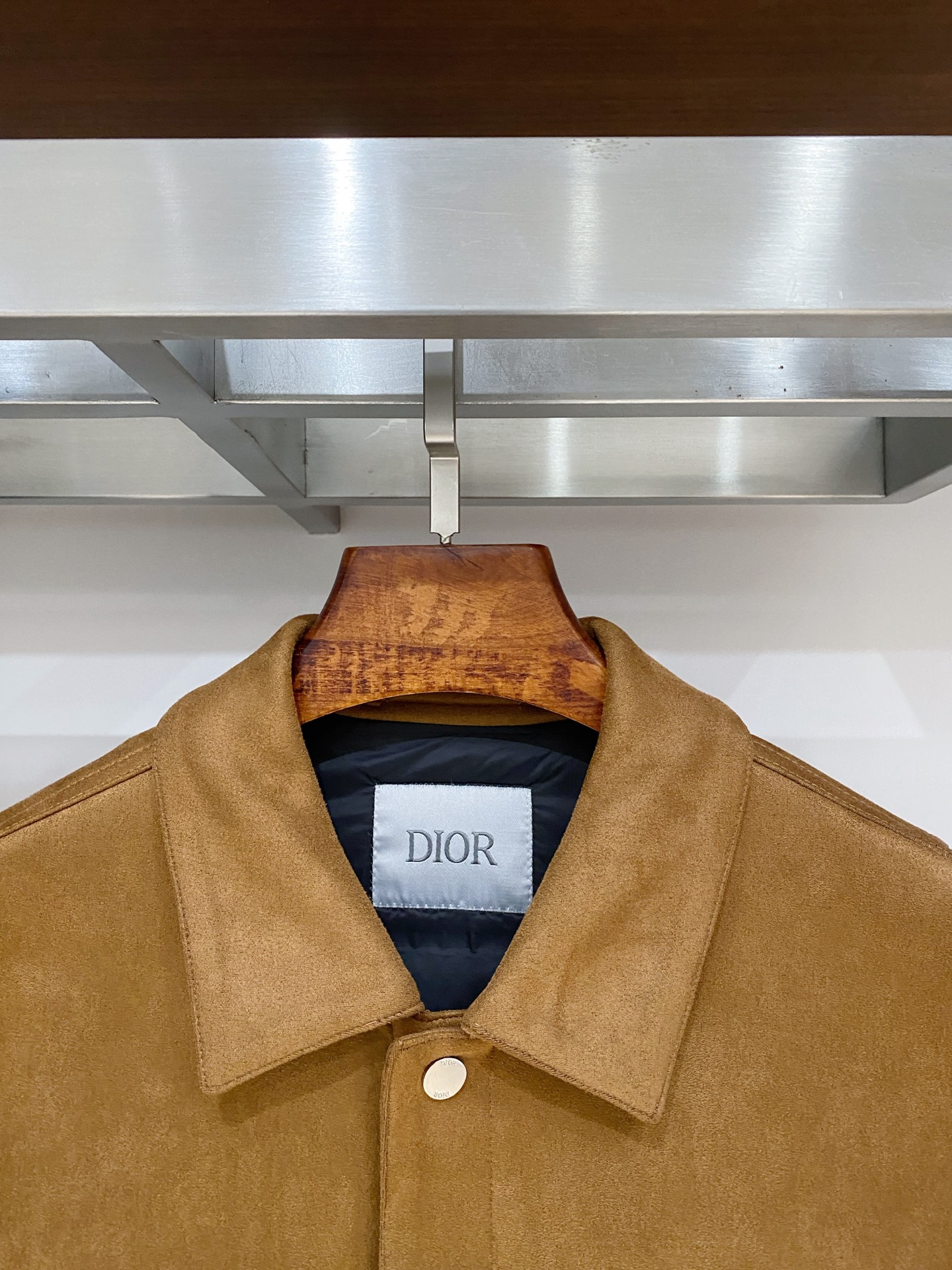 迪奥、2025最新款男士羽绒夹克、面料柔软舒适 ．上身版型超赞 ．拉链．辅料都是客供 、进口面料，轻便舒