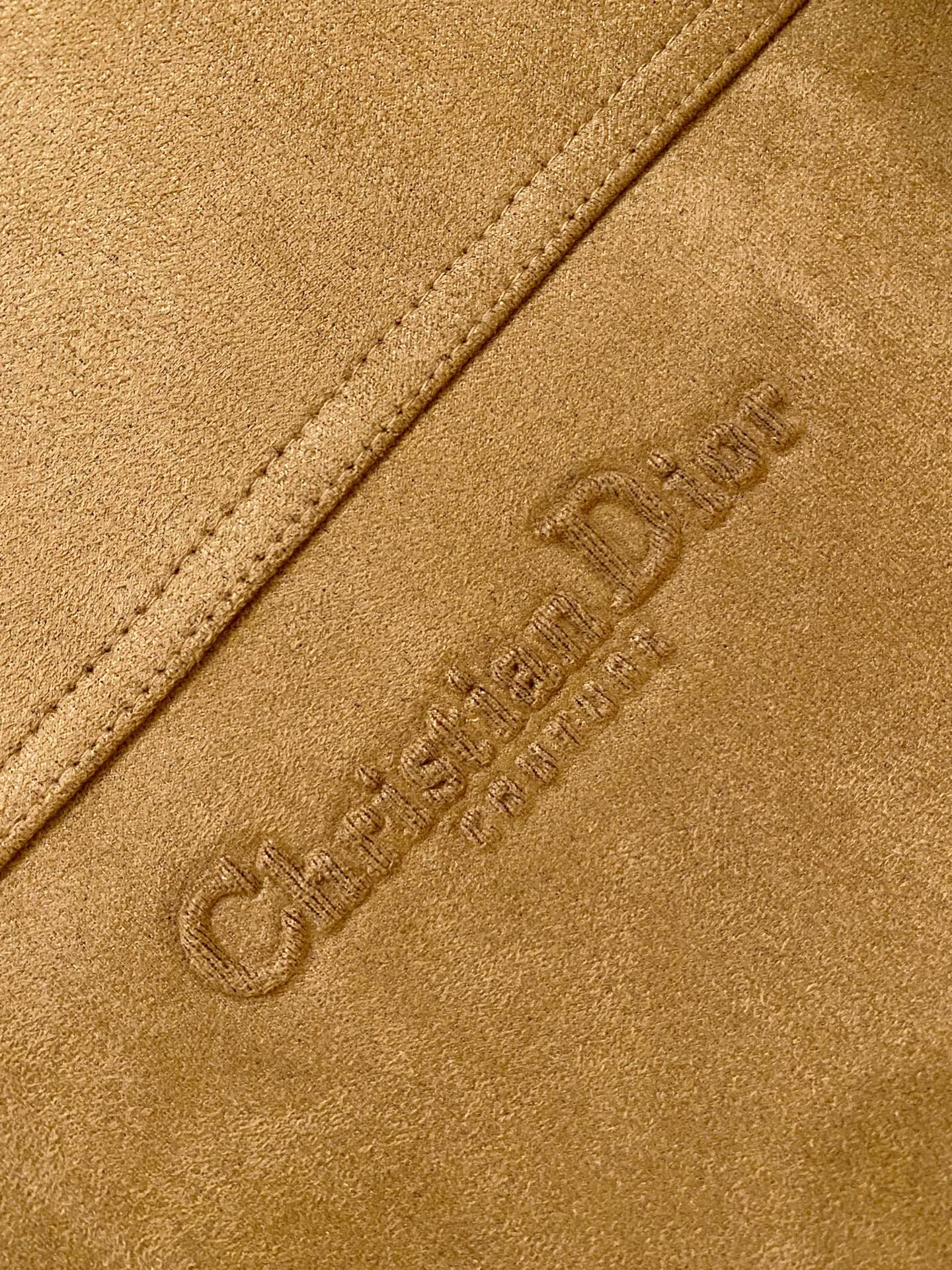 迪奥、2025最新款男士羽绒夹克、面料柔软舒适 ．上身版型超赞 ．拉链．辅料都是客供 、进口面料，轻便舒