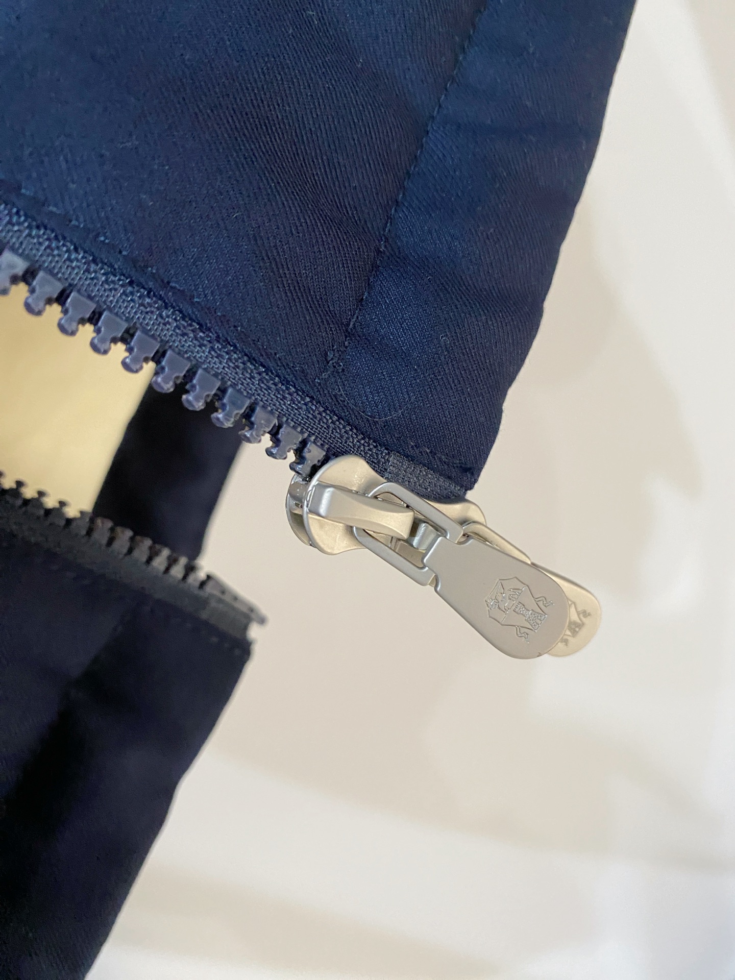 Brunello Cucinelli、2025最新款男士羽绒夹克、面料柔软舒适 ．上身版型超赞 ．拉链．