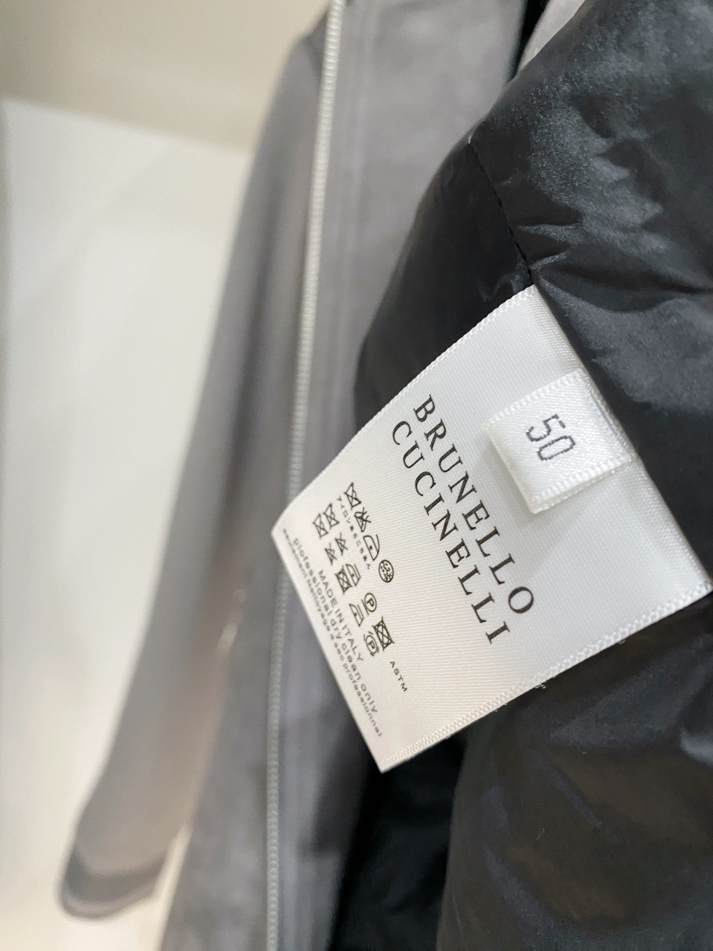 Brunello Cucinelli、2025最新款男士羽绒夹克、面料柔软舒适 ．上身版型超赞 ．拉链．