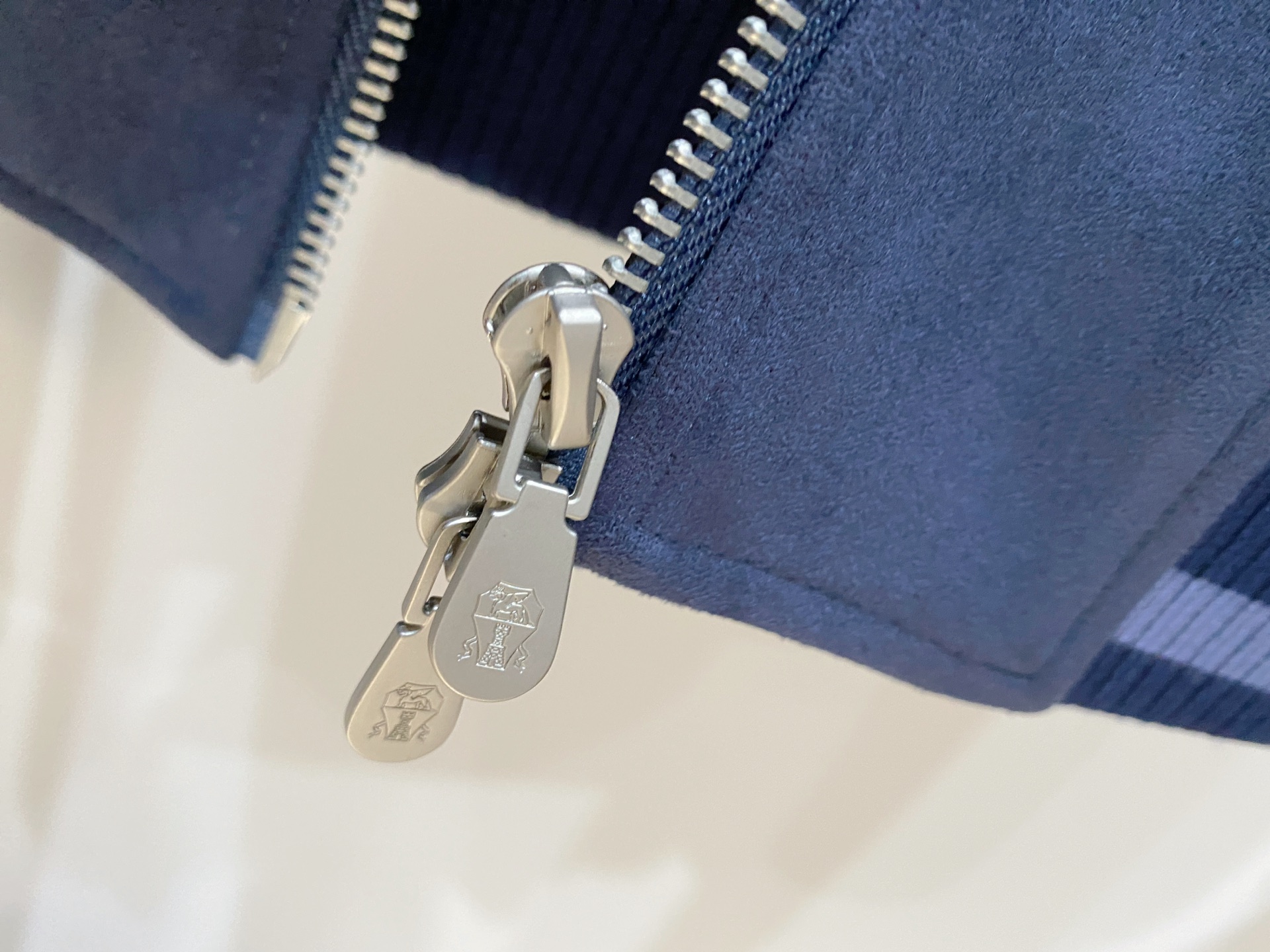 Brunello Cucinelli、2025最新款男士羽绒夹克、面料柔软舒适 ．上身版型超赞 ．拉链．