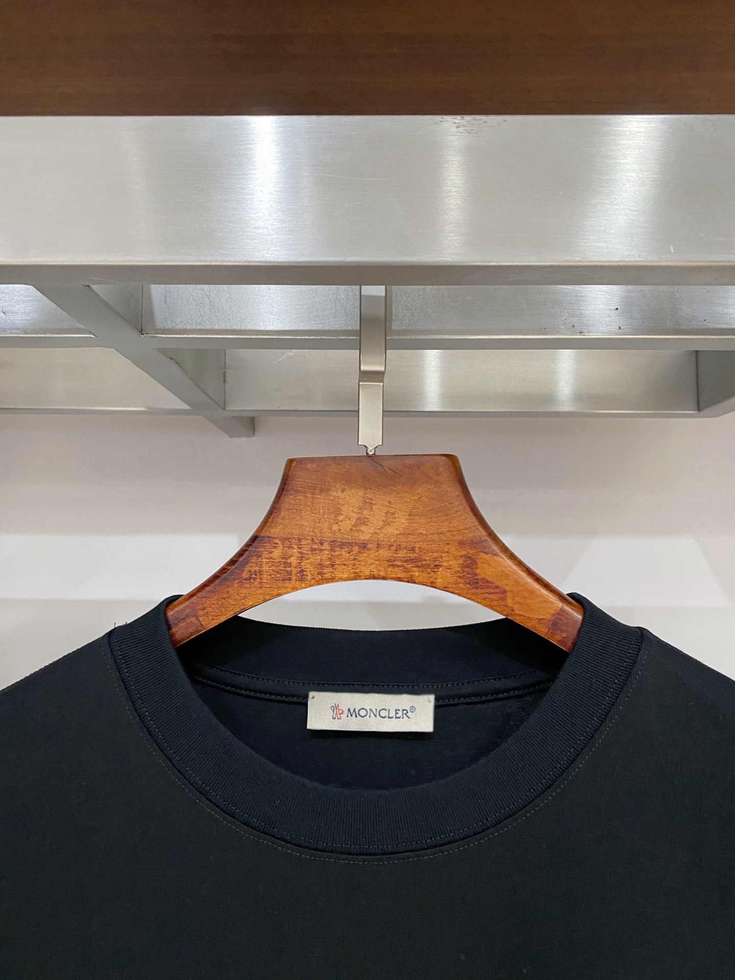 蒙口、2025新品长袖卫衣，帅气时尚，胸前刺绣装饰图案logo，简约百搭款。面料棉 不仅挺括，保持潮流的