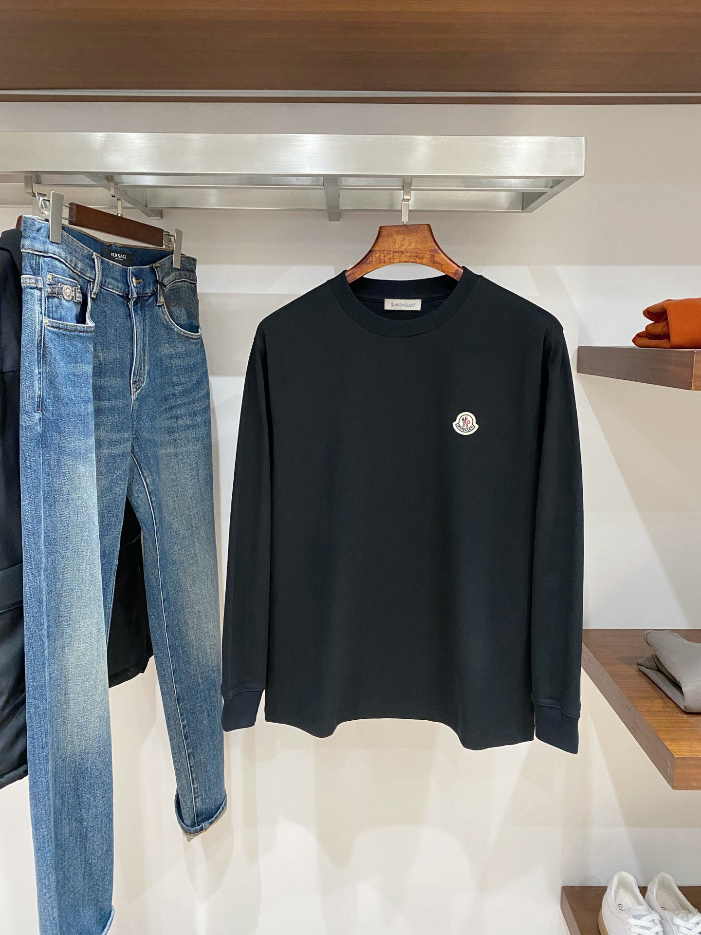 蒙口、2025新品长袖卫衣，帅气时尚，胸前刺绣装饰图案logo，简约百搭款。面料棉 不仅挺括，保持潮流的