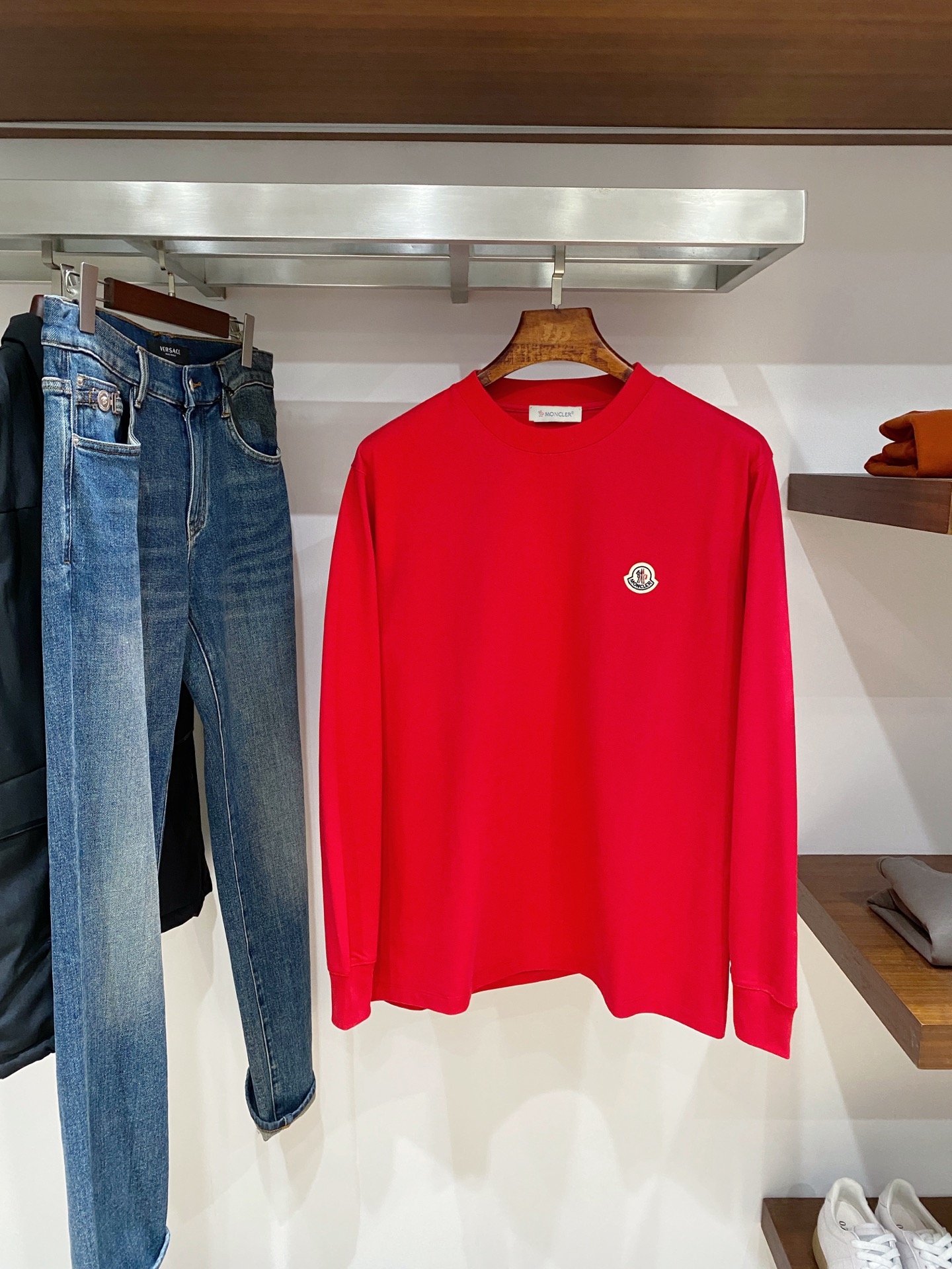 蒙口、2025新品长袖卫衣，帅气时尚，胸前刺绣装饰图案logo，简约百搭款。面料棉 不仅挺括，保持潮流的