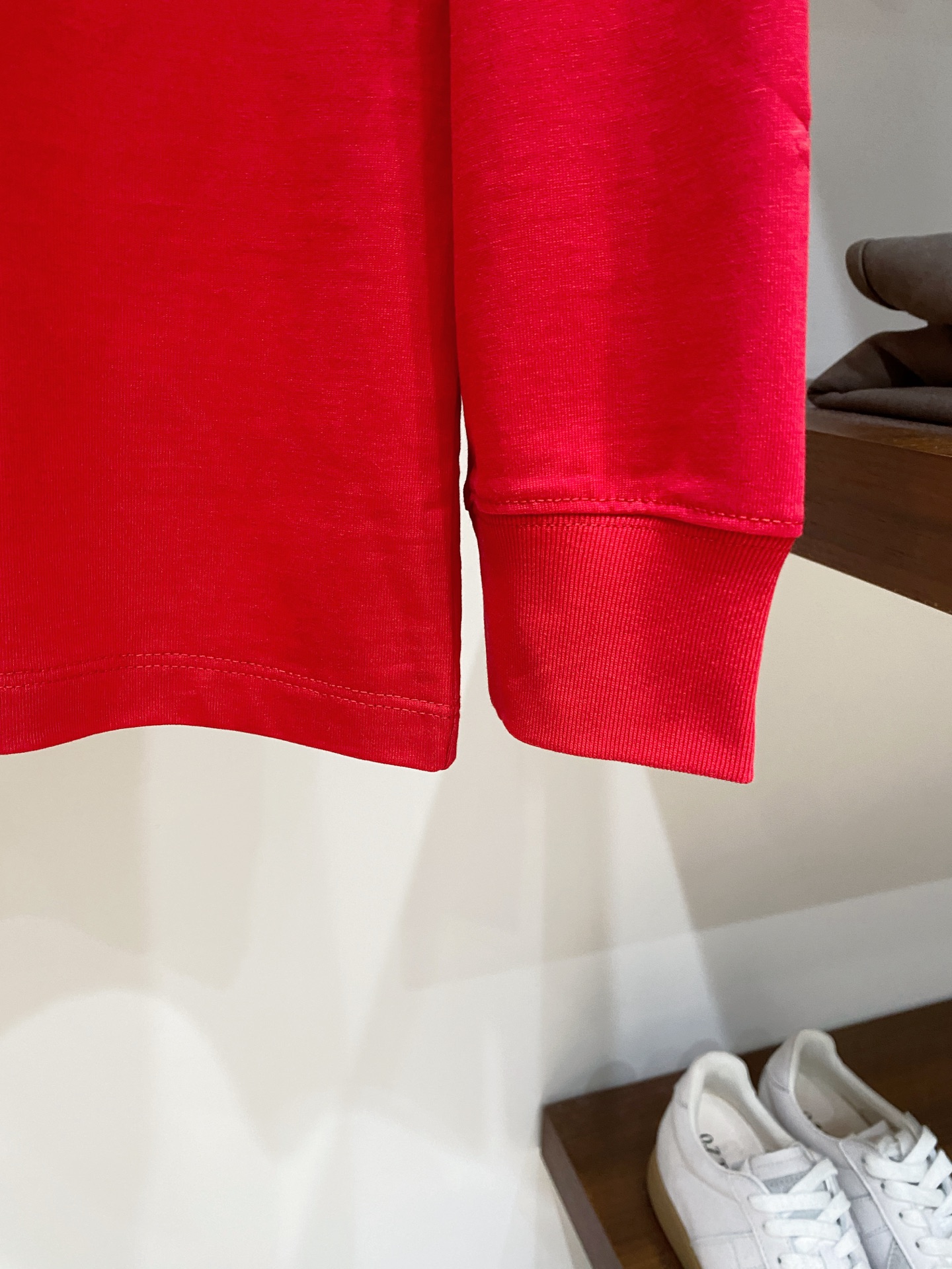 蒙口、2025新品长袖卫衣，帅气时尚，胸前刺绣装饰图案logo，简约百搭款。面料棉 不仅挺括，保持潮流的