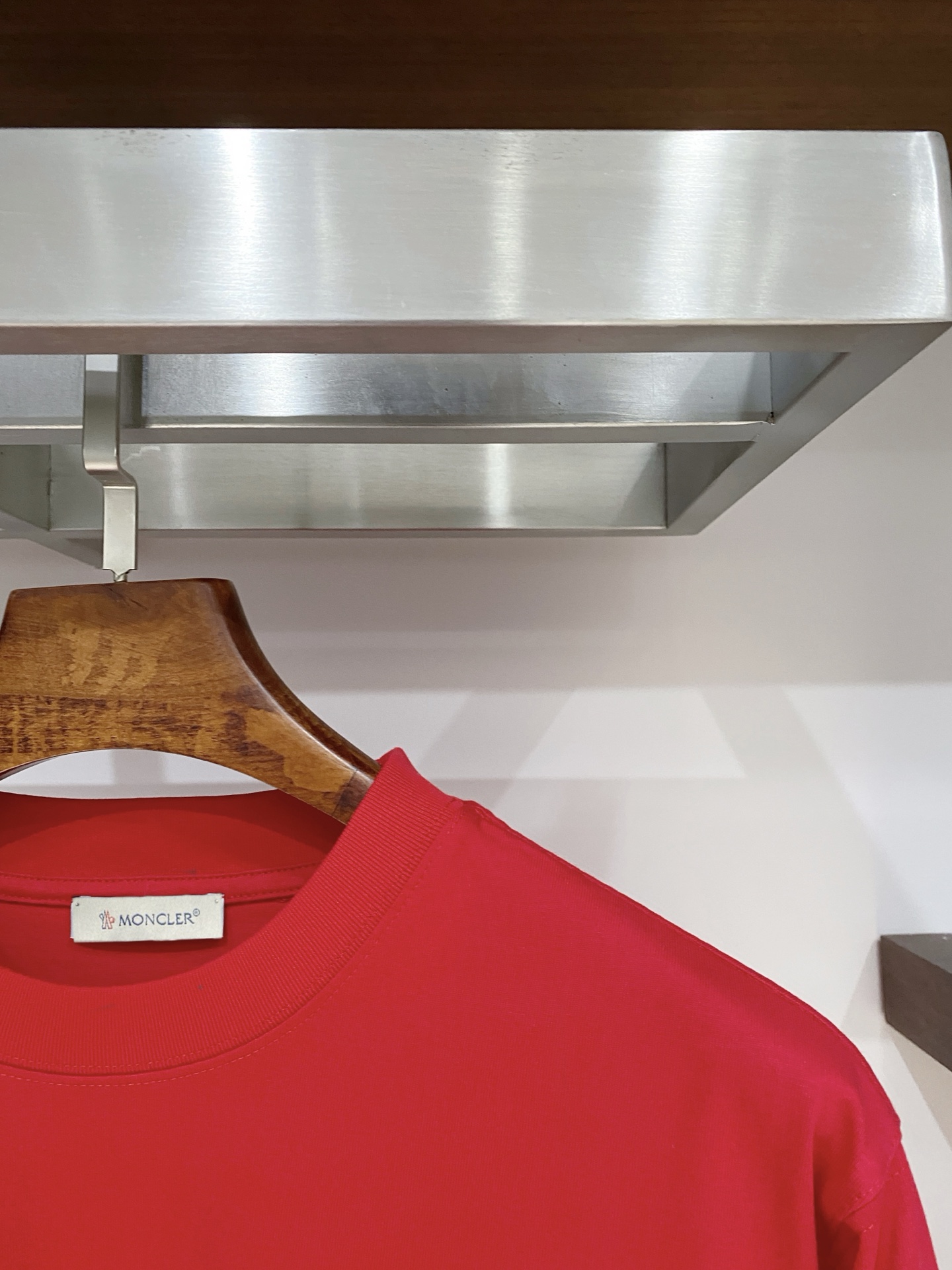 蒙口、2025新品长袖卫衣，帅气时尚，胸前刺绣装饰图案logo，简约百搭款。面料棉 不仅挺括，保持潮流的