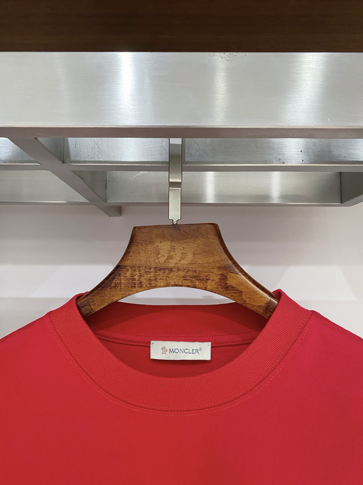 蒙口、2025新品长袖卫衣，帅气时尚，胸前刺绣装饰图案logo，简约百搭款。面料棉 不仅挺括，保持潮流的