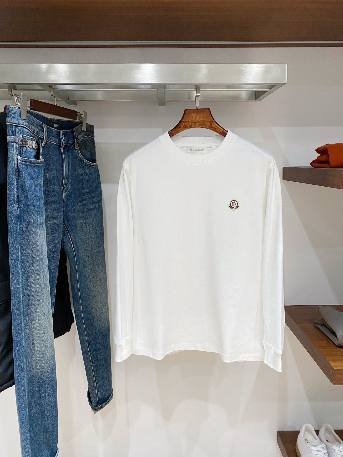 蒙口、2025新品长袖卫衣，帅气时尚，胸前刺绣装饰图案logo，简约百搭款。面料棉 不仅挺括，保持潮流的