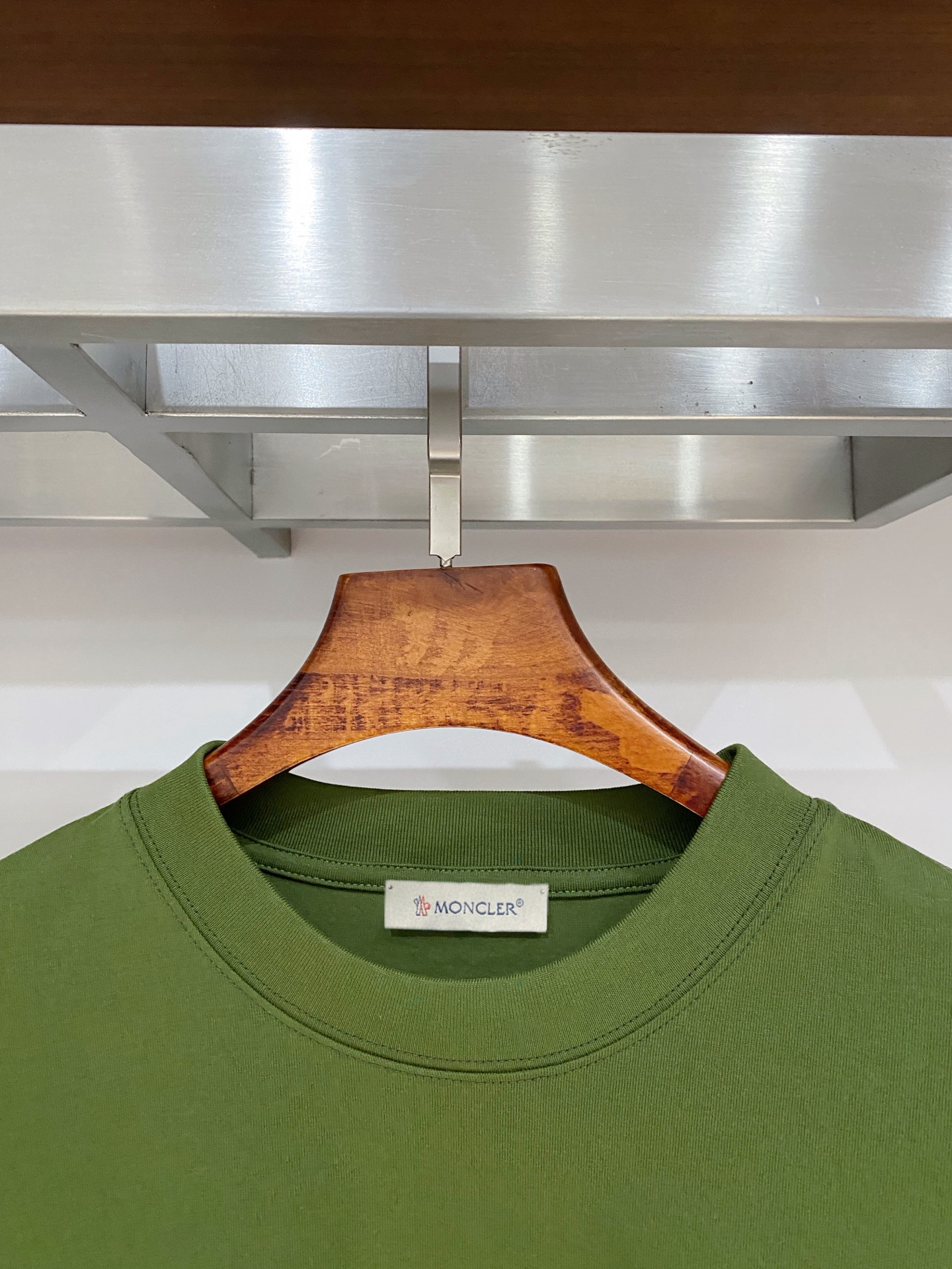 蒙口、2025新品长袖卫衣，帅气时尚，胸前刺绣装饰图案logo，简约百搭款。面料棉 不仅挺括，保持潮流的