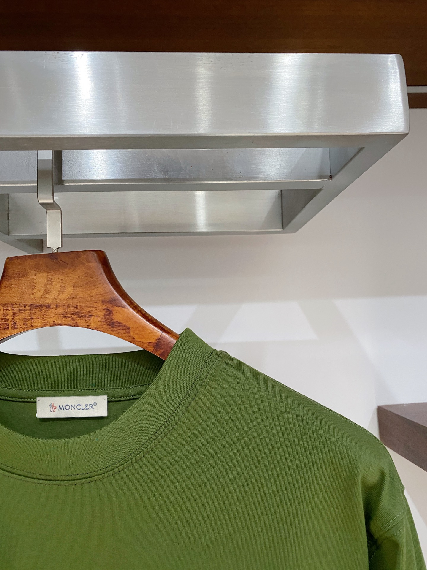 蒙口、2025新品长袖卫衣，帅气时尚，胸前刺绣装饰图案logo，简约百搭款。面料棉 不仅挺括，保持潮流的