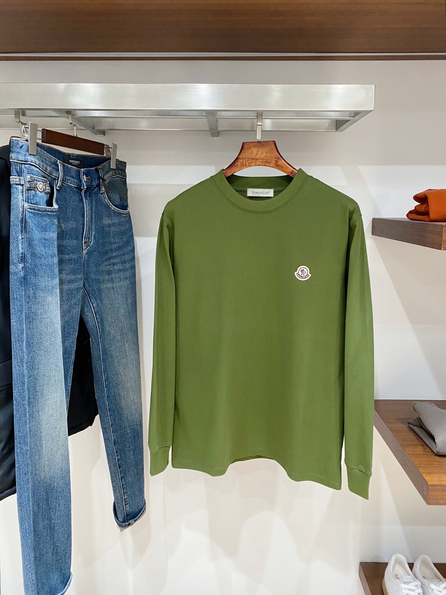 蒙口、2025新品长袖卫衣，帅气时尚，胸前刺绣装饰图案logo，简约百搭款。面料棉 不仅挺括，保持潮流的