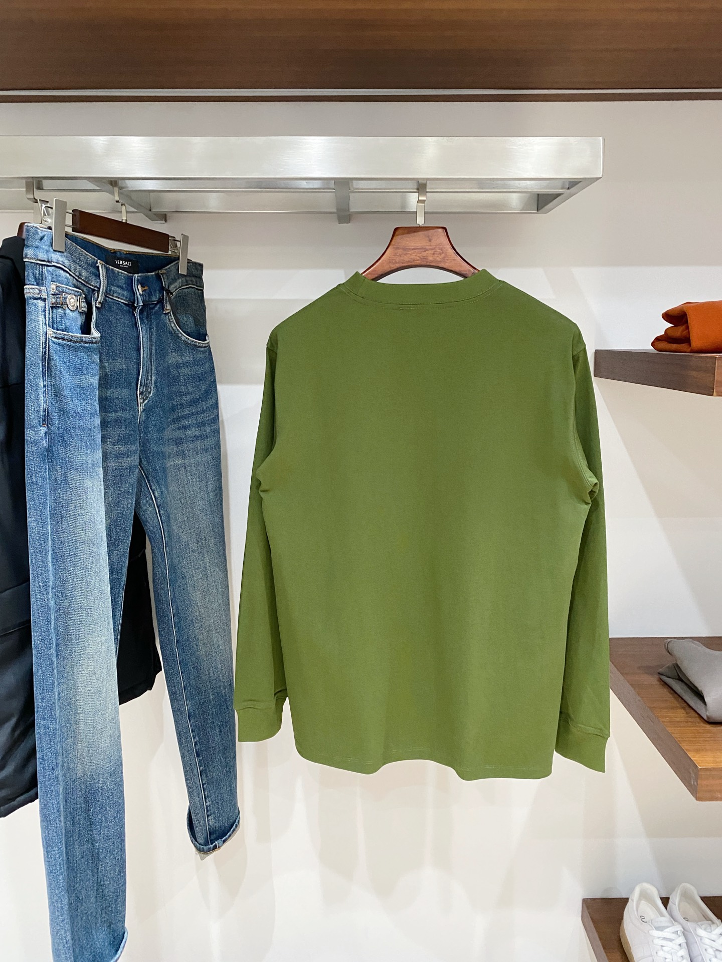 蒙口、2025新品长袖卫衣，帅气时尚，胸前刺绣装饰图案logo，简约百搭款。面料棉 不仅挺括，保持潮流的