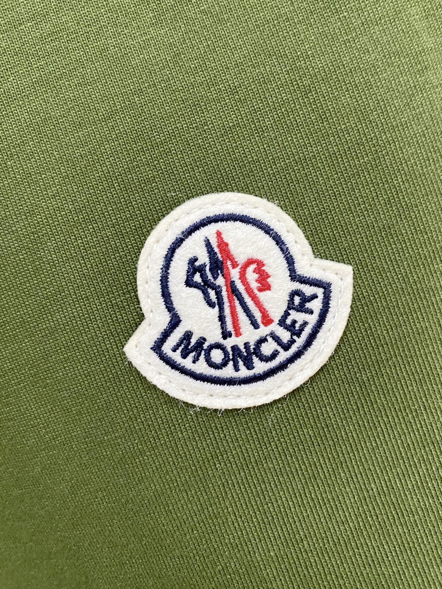 蒙口、2025新品长袖卫衣，帅气时尚，胸前刺绣装饰图案logo，简约百搭款。面料棉 不仅挺括，保持潮流的