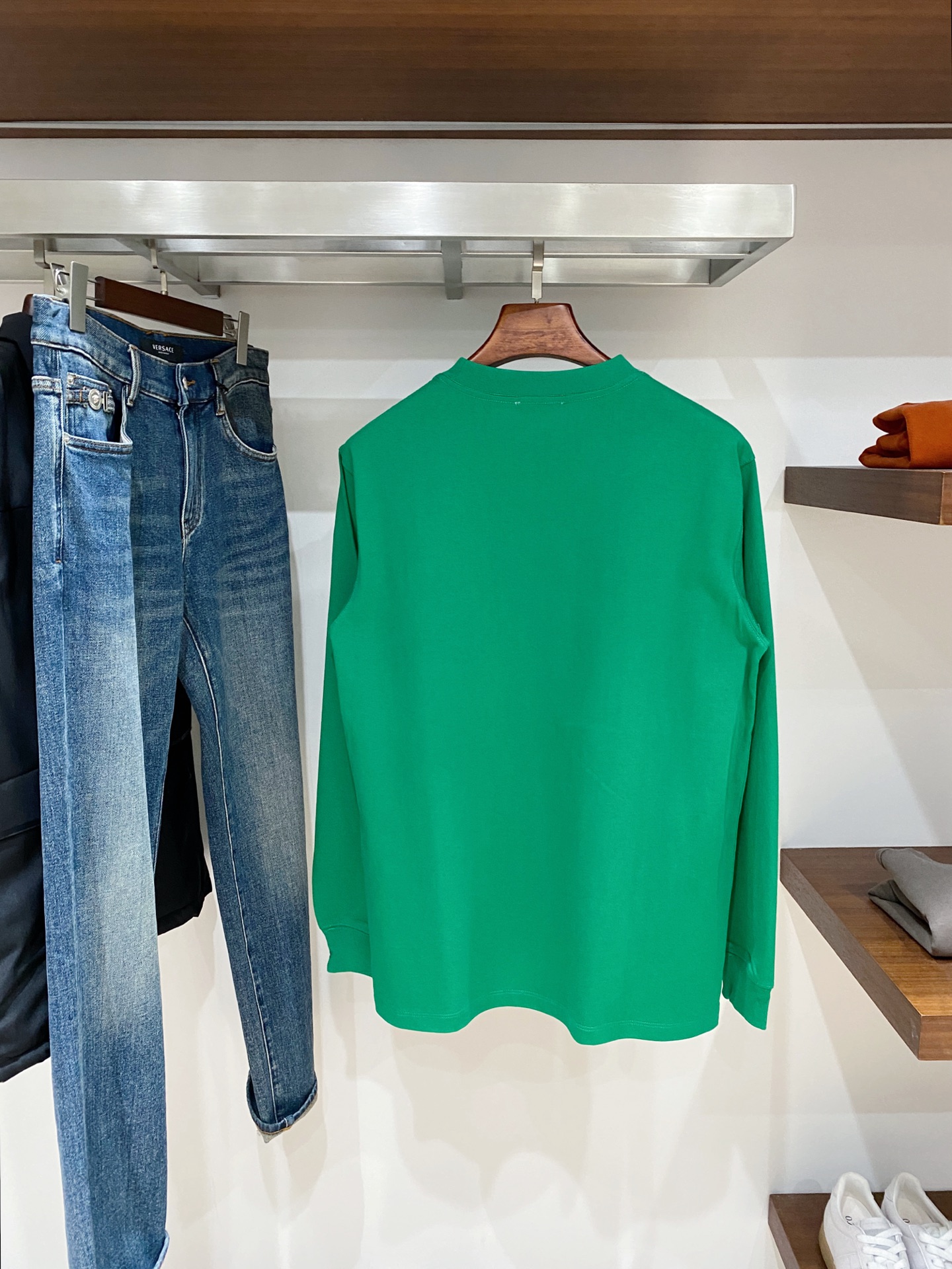 蒙口、2025新品长袖卫衣，帅气时尚，胸前刺绣装饰图案logo，简约百搭款。面料棉 不仅挺括，保持潮流的