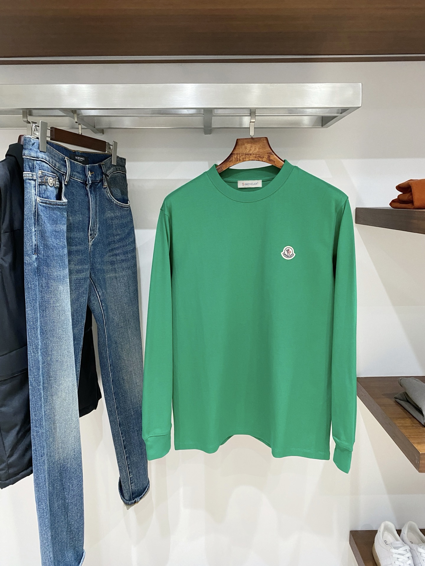 蒙口、2025新品长袖卫衣，帅气时尚，胸前刺绣装饰图案logo，简约百搭款。面料棉 不仅挺括，保持潮流的