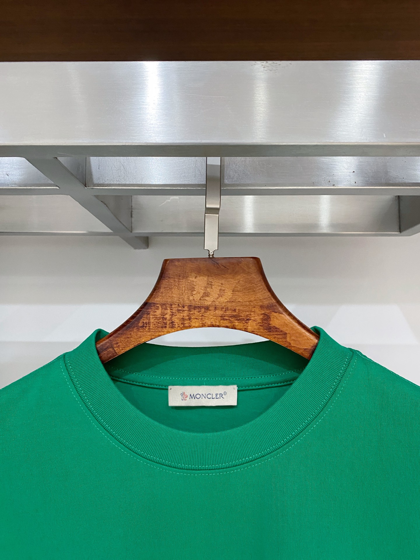 蒙口、2025新品长袖卫衣，帅气时尚，胸前刺绣装饰图案logo，简约百搭款。面料棉 不仅挺括，保持潮流的