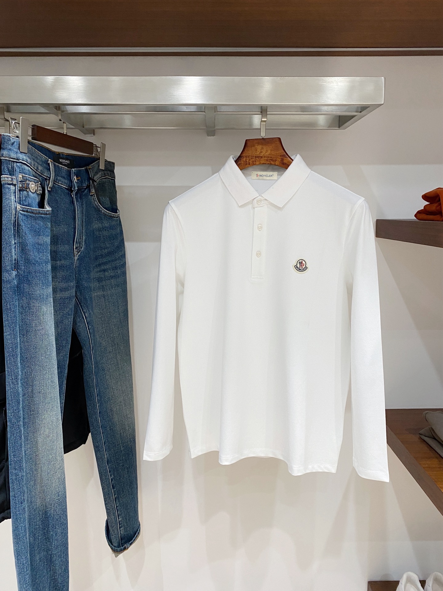 蒙口、2025新品长袖卫衣，帅气时尚，胸前刺绣装饰图案logo，简约百搭款。面料棉 不仅挺括，保持潮流的