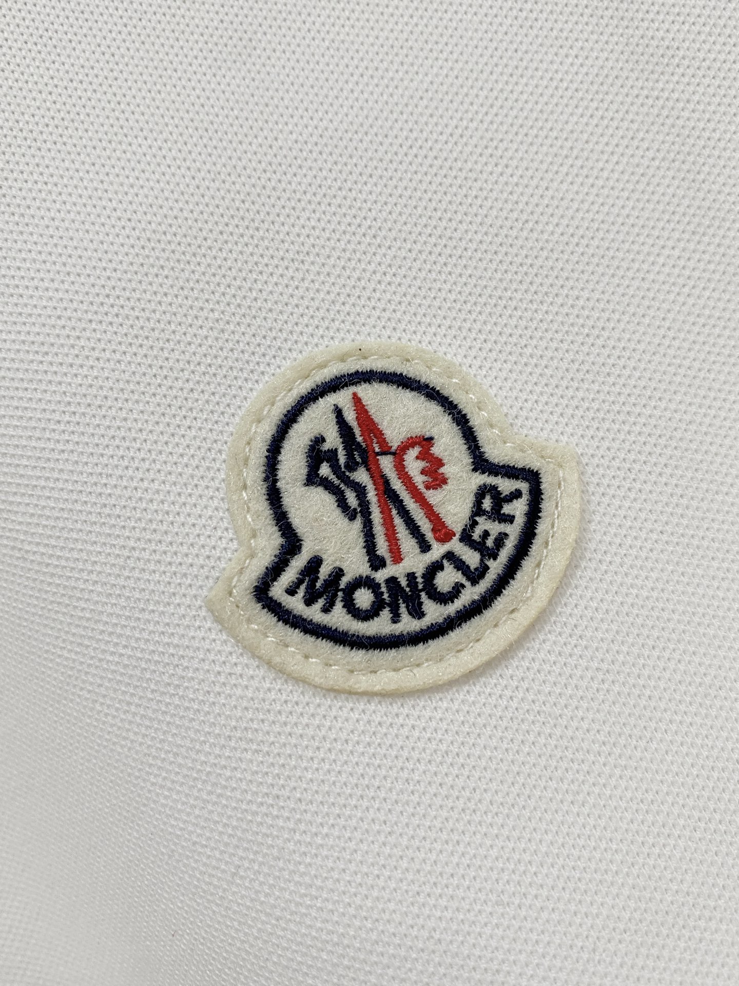 蒙口、2025新品长袖卫衣，帅气时尚，胸前刺绣装饰图案logo，简约百搭款。面料棉 不仅挺括，保持潮流的