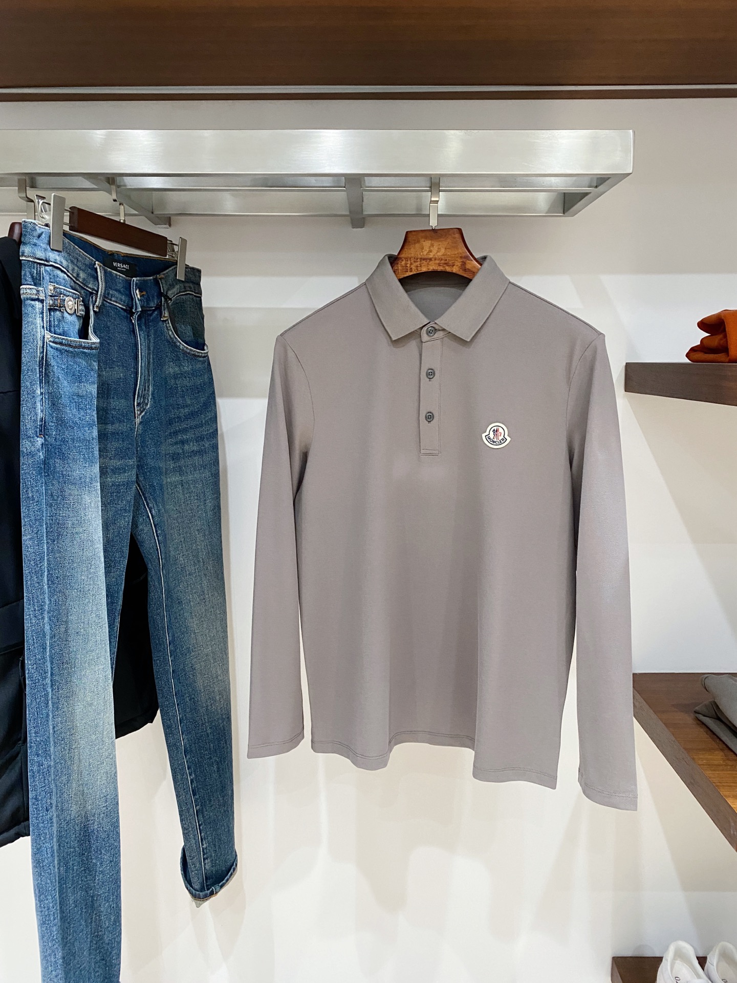 蒙口、2025新品长袖卫衣，帅气时尚，胸前刺绣装饰图案logo，简约百搭款。面料棉 不仅挺括，保持潮流的