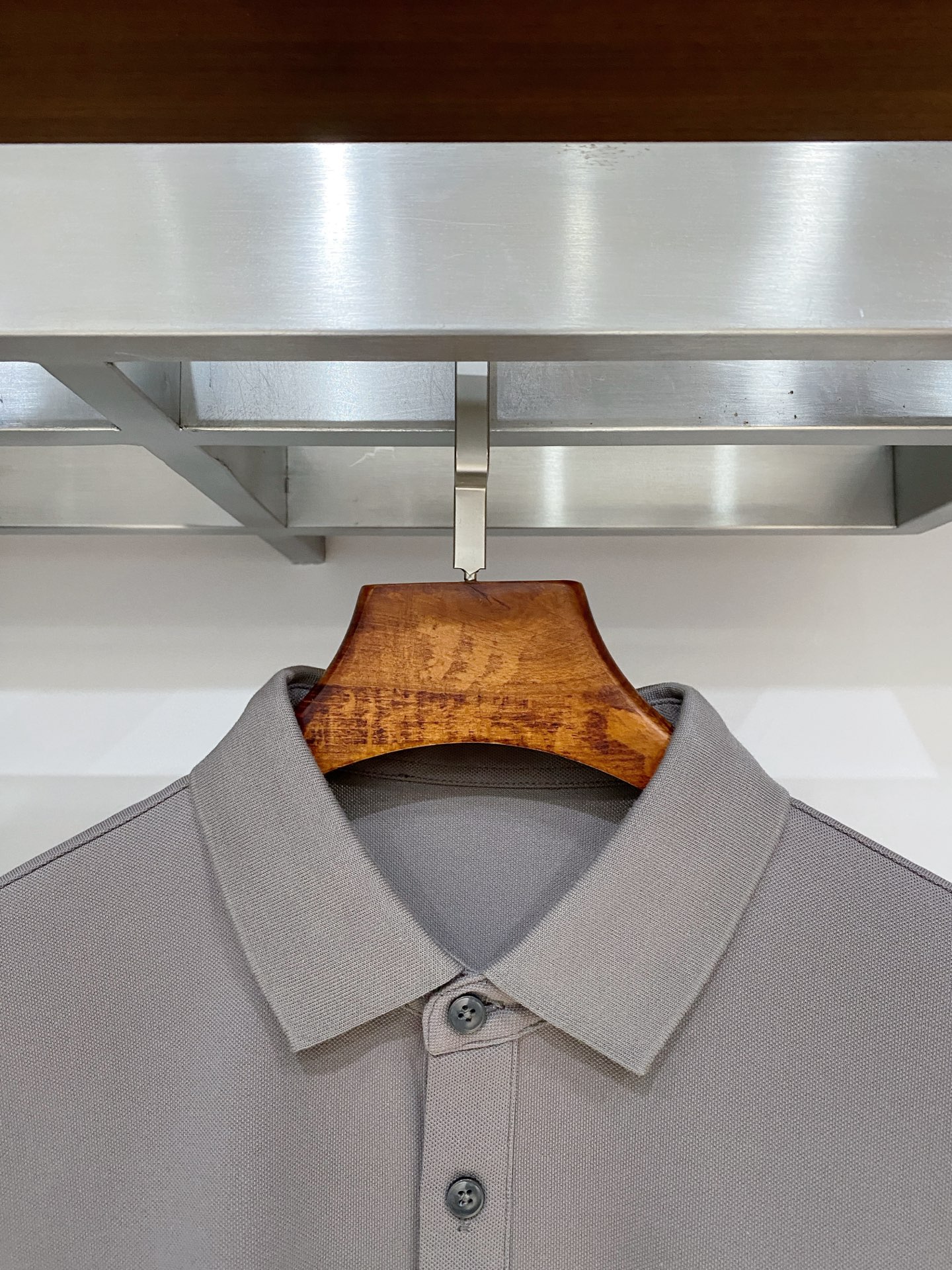 蒙口、2025新品长袖卫衣，帅气时尚，胸前刺绣装饰图案logo，简约百搭款。面料棉 不仅挺括，保持潮流的