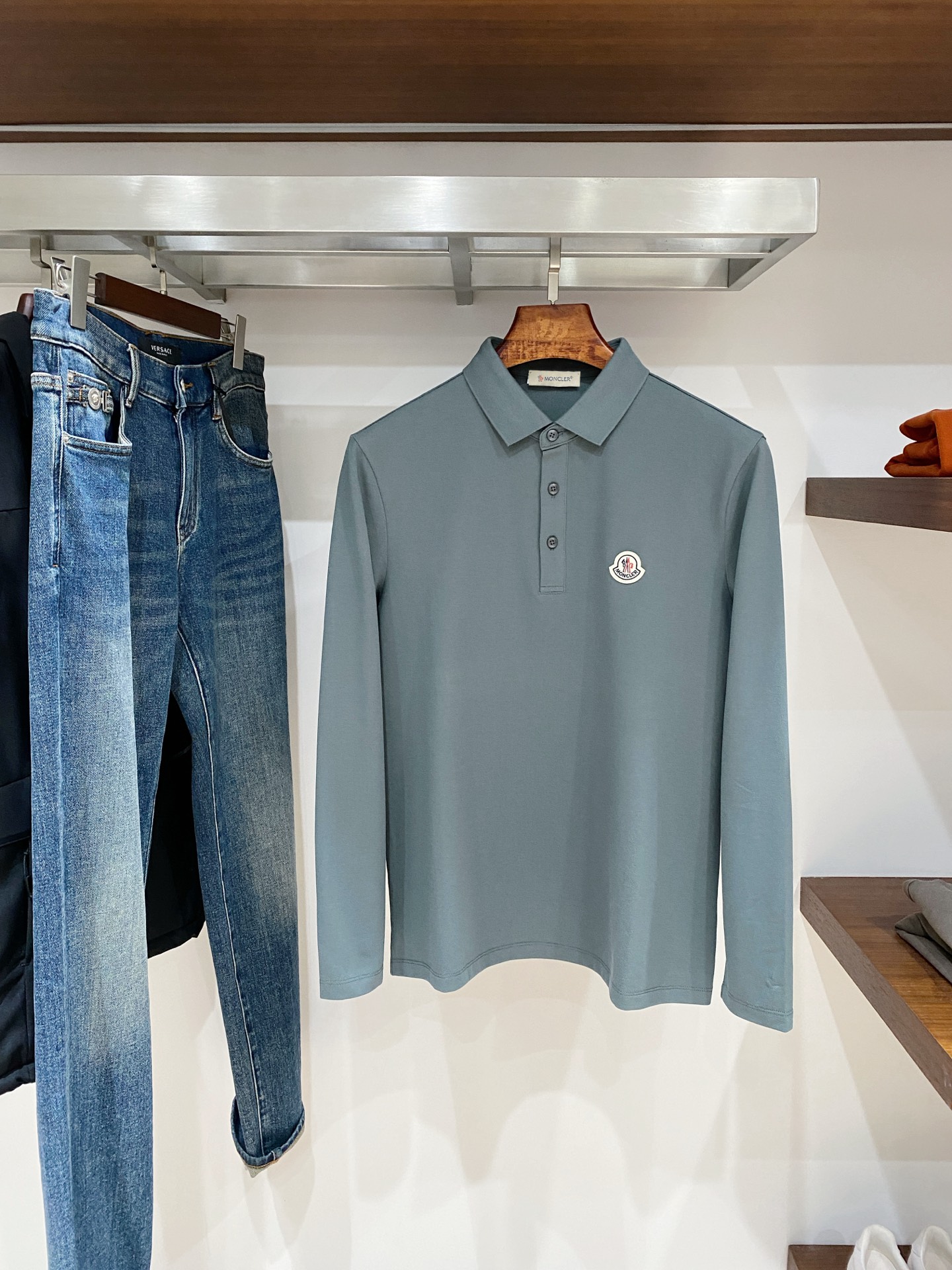 蒙口、2025新品长袖卫衣，帅气时尚，胸前刺绣装饰图案logo，简约百搭款。面料棉 不仅挺括，保持潮流的