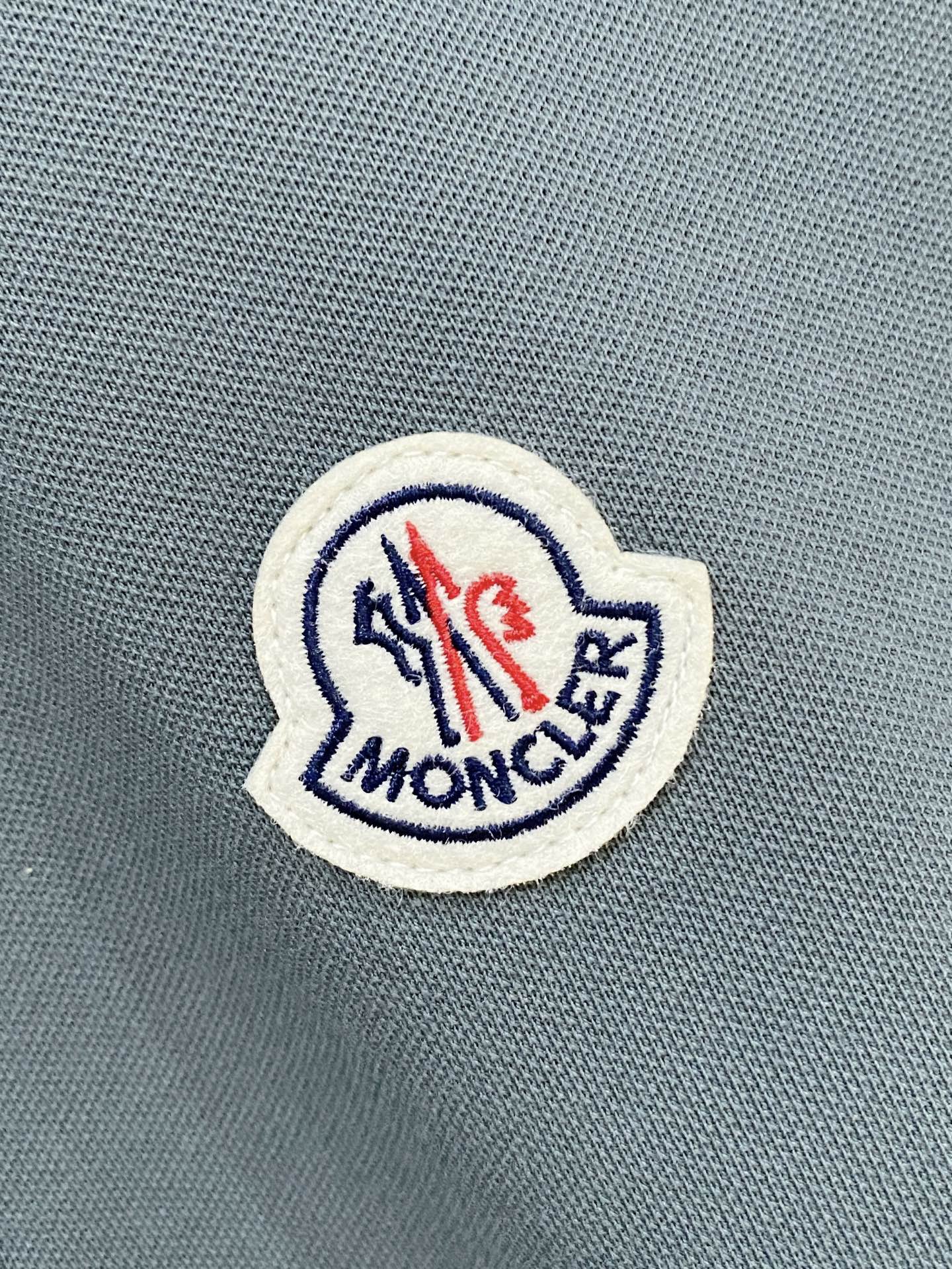 蒙口、2025新品长袖卫衣，帅气时尚，胸前刺绣装饰图案logo，简约百搭款。面料棉 不仅挺括，保持潮流的